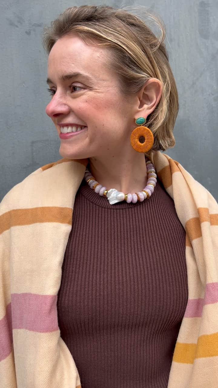 リジー フォルトゥナートのインスタグラム：「In 💜 with this earring & necklace duo sis is rocking👆ICYMI, we brought back the Provence Necklace from a few collections back because we couldn’t get enough 🫶 Plus, we love a tactile element & the Ria Formosa earrings are the perfect touch✨#lizziefortunato」