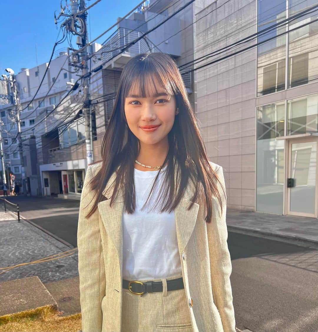 新井舞良のインスタグラム：「今日夏だったね〜！！！！ 季節の変わり目、体調崩さずに元気でいようね！☀️☀️ 自炊頑張ろうと思って、今日は帰ってからキムチを漬けました。  そしてそして 明日は『#ニャンちゅう！宇宙！放送チュー！』の放送日だよー！ 明日の放送で3週目になります。早い！夕方4時10分からです！お楽しみに🐱  It felt like summer today! Let’s take care of ourselves during the change of seasons. I made my own Kimchi today.🤗」