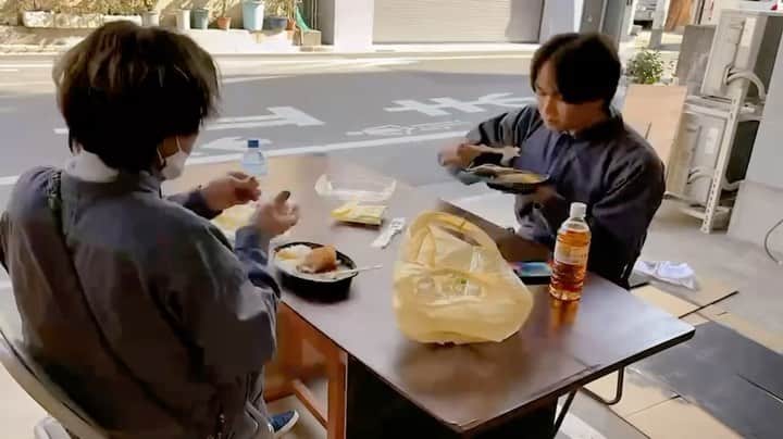 出口たかしのインスタグラム：「作ったテーブルでただご飯食べているだけの動画🍱🍴 #diy」