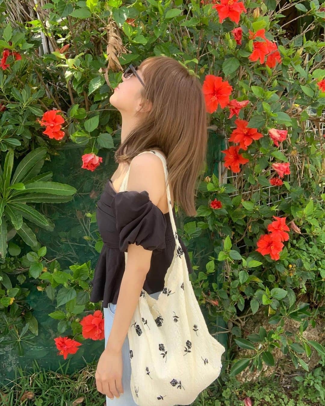 のインスタグラム：「. 今日発売の新作を沖縄のお供に☀️ 全身 @uloi.jp ♡ 焼けたな〜🧑🏻‍🦲✨笑」