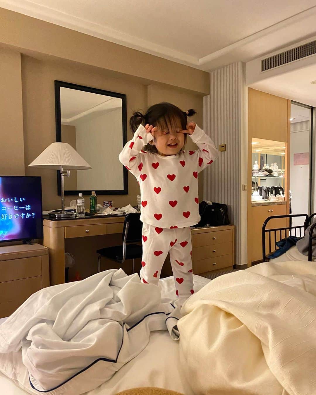 のインスタグラム：「常にふざけている笑🥵 し、常に何か喋っている。🐥🐥 (二人にしか通じない言葉でも笑🪐🤝🏻✨✨ でも最近宇宙語はぐんと減って、かなり意思疎通ができるようになってきました！ どこで覚えたの？！っていうような言葉を話すからびっくりします🫣💛 賑やかな毎日がありがたいです🦢🦢💕  PS.この1週間……ヘトヘトでがむしゃらだった双子育児が少し楽になったように感じています😭 私は一歳半頃から2歳になるまでが一番きつかったです。 歩けるけど意思疎通ができない時期は家の中も散らかり放題で破茶滅茶でww ベビーカーから降ろすと、せーのっ！で反対方向に走り出すから危なくて二人を連れてお散歩すら出来ず🫠。。。 二人と手を繋いでお散歩が出来るだけで幸せなこの頃です😭🫶🏻✨🫧🤍 世の中のお母さんお疲れ様です♡（ ; ; ）  #双子 #twins #タネタネ記録」
