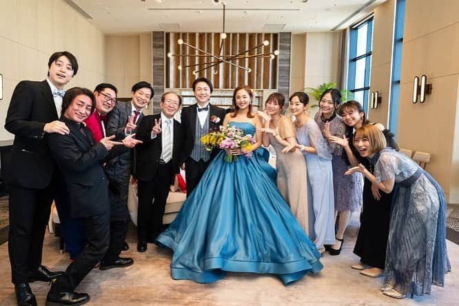 加島ちかえさんのインスタグラム写真 - (加島ちかえInstagram)「今日は結婚式からちょうど1か月👰‍♀️🤵✨  本当に夢のような1日だったなぁ😌💕  カラードレスは 自分でも予想外だったブルーに👗✨ 花嫁なのにこだわりやﾌﾞﾗﾝﾄﾞの希望⁇や知識？も 特になくｷﾞﾘｷﾞﾘまでボーっとしてた私w🙄 私よりｵﾄﾒﾝな夫がﾌﾞﾗｲﾀﾞﾙサロンに熱心に付き合って たくさん試着して一緒に選んでくれました👏🤣💕w  改めて、私たちを 産み育ててくれたお互いの両親や家族に感謝❤️😌  そして、ジンチカ夫妻の挙式に 全力でご尽力くださった皆様に心より感謝❤️😌  本当にありがとうございました👏✨✨  パーソナルトレーニング @personal.gym.hu.revo  様 ブライダルフェイシャルエステ @takanoyuri.1107  様 ウエディングネイル @chihironail_tokyo  様 会場キンプトン新宿東京 @kimptonshinjukutokyo 様  また、 司会や余興で盛り上げてくださったものまね先輩方々、 恩師、タレント友人、皆さんのおかげで 見渡す限り笑顔あふれる式となりました😭✨  幸🙏💕🕊✨  こんな私たちをいつも支え、応援し、 ときには叱ったり悟してくださる大切な方々に  自分たちに出来ることで、 仕事でも私生活でも 何かしらどこかしらでご縁を繋いだり 一緒に楽しいことができたり、お返ししていけるよう、 2人で力を合わせてこれから さらに頑張っていきたいと思います🙋🙋‍♀️✨  🫶❤️❤️❤️  #結婚式  #ウエディングフォト #家族写真 #大切な人と過ごす時間 #挙式レポ #キンプトン新宿東京 #集合写真 #カラードレス #ブルードレス #お色直し #🕊 #城咲仁 #加島ちかえ　#シンチカ #新米夫婦 #weddingphotography #wedding #colordress #kimptonlove #wellness」4月19日 22時50分 - chikaekashima