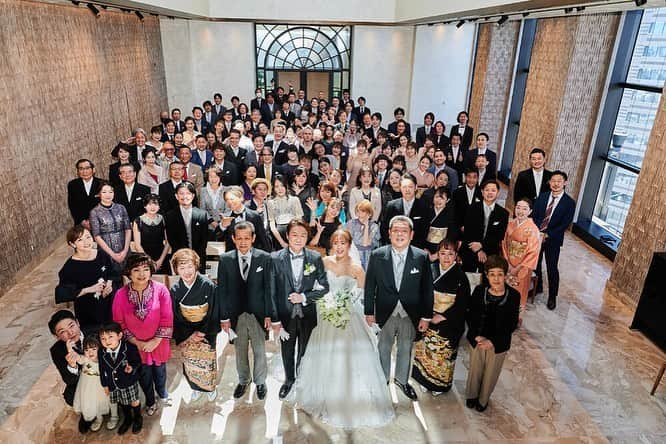 加島ちかえさんのインスタグラム写真 - (加島ちかえInstagram)「今日は結婚式からちょうど1か月👰‍♀️🤵✨  本当に夢のような1日だったなぁ😌💕  カラードレスは 自分でも予想外だったブルーに👗✨ 花嫁なのにこだわりやﾌﾞﾗﾝﾄﾞの希望⁇や知識？も 特になくｷﾞﾘｷﾞﾘまでボーっとしてた私w🙄 私よりｵﾄﾒﾝな夫がﾌﾞﾗｲﾀﾞﾙサロンに熱心に付き合って たくさん試着して一緒に選んでくれました👏🤣💕w  改めて、私たちを 産み育ててくれたお互いの両親や家族に感謝❤️😌  そして、ジンチカ夫妻の挙式に 全力でご尽力くださった皆様に心より感謝❤️😌  本当にありがとうございました👏✨✨  パーソナルトレーニング @personal.gym.hu.revo  様 ブライダルフェイシャルエステ @takanoyuri.1107  様 ウエディングネイル @chihironail_tokyo  様 会場キンプトン新宿東京 @kimptonshinjukutokyo 様  また、 司会や余興で盛り上げてくださったものまね先輩方々、 恩師、タレント友人、皆さんのおかげで 見渡す限り笑顔あふれる式となりました😭✨  幸🙏💕🕊✨  こんな私たちをいつも支え、応援し、 ときには叱ったり悟してくださる大切な方々に  自分たちに出来ることで、 仕事でも私生活でも 何かしらどこかしらでご縁を繋いだり 一緒に楽しいことができたり、お返ししていけるよう、 2人で力を合わせてこれから さらに頑張っていきたいと思います🙋🙋‍♀️✨  🫶❤️❤️❤️  #結婚式  #ウエディングフォト #家族写真 #大切な人と過ごす時間 #挙式レポ #キンプトン新宿東京 #集合写真 #カラードレス #ブルードレス #お色直し #🕊 #城咲仁 #加島ちかえ　#シンチカ #新米夫婦 #weddingphotography #wedding #colordress #kimptonlove #wellness」4月19日 22時50分 - chikaekashima