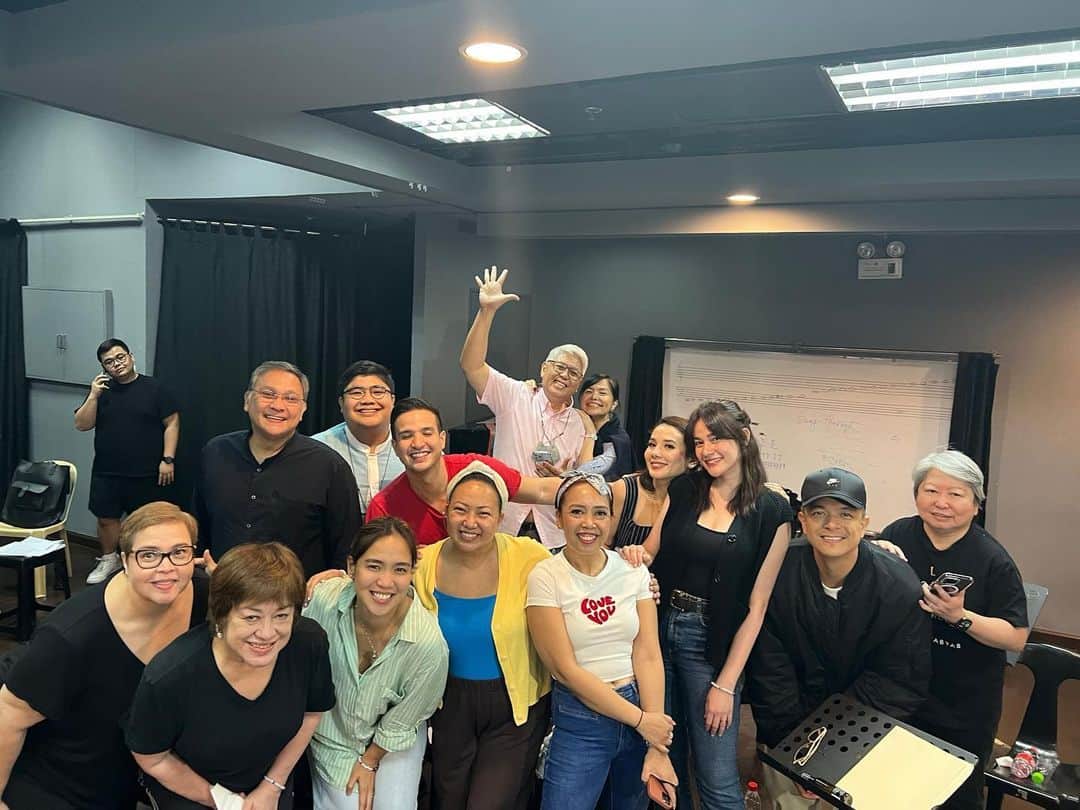 ベア・アロンゾのインスタグラム：「Piano session with Mr.Cayabyab for ANG LARAWAN CONCERT. ❤️ First time performing in a musical theater, and it’s both exciting and nerve-racking!! ❤️ So honored to be picked to play as Elsa Montes 🙏🏻」