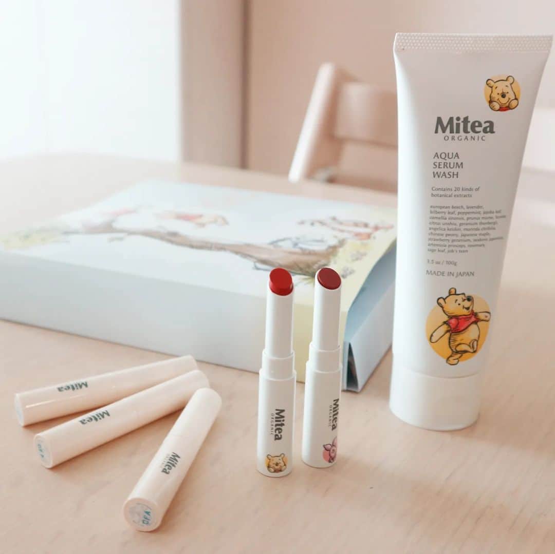 佐川愛果のインスタグラム：「.  @miteaorganic.jp の数量限定のくまのプーさんデザイン🧸 ハニーアプリコットは最近毎日持ち歩いてます☺ 全国のファミマでも購入できて、しかも1,000円以下というコスパ！！ 鏡を見なくてもささっと塗れるテクスチャーなのがお気に入りです🥺  #ミティアオーガニック #miteaorganic #コスメキッチン #cosmekitchen #ファミリーマート」
