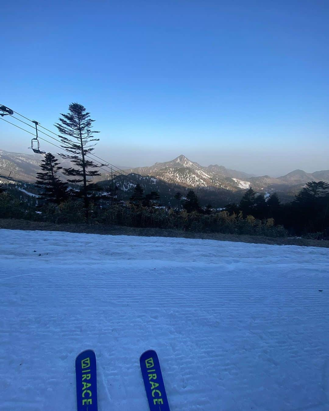 髙津奈々さんのインスタグラム写真 - (髙津奈々Instagram)「🏔 １週間前に行った24時間志賀高原ひとり旅備忘録  都内23時出発🌙 往復8時間運転🚙 スキー朝6時から5時間⛷ @crumpet_cafe2307 でおやつ💛 昼寝💤 帰宅🗼  普通に過酷すぎたけど、 雪が無くなる前にスキーに行きたい気持ちを抱えたまま 本業のフィンスイミング日本選手権に突入できると思えず、 冷えると予報のあった日に思い切ってドライブ❄️  硬いバーンを滑れて幸せだった！ 心置きなく泳げるぞ💙💦🐬 (普通に言っていること意味わからないけど私なりの幸せ)  #私のルーティン   私にとっていい筋肉に刺激が入るから スキーはトレーニング&調整の一環  メンタル面でも、筋肉面でも レースに向けて良いテーパースタート▶️  自然に勝るリフレッシュ方法はないなあ💭💭  たまにはひとり旅も楽しいね 雪と桜、冬と春を堪能した1日でした  これにて22-23シーズン終了(予定) (昨日かなり雪降ってるみたい…☃️)  🌸❄️🌸❄️🌸❄️  #自然が好き #ドライブ #志賀高原 #日帰り #スキー #統一感のないナナライフ  #スキー女子 #フィンスイミング #日本代表 #アクティブガール #patagonia #パタゴニア #アスリート女子」4月19日 22時55分 - nanatakatsu