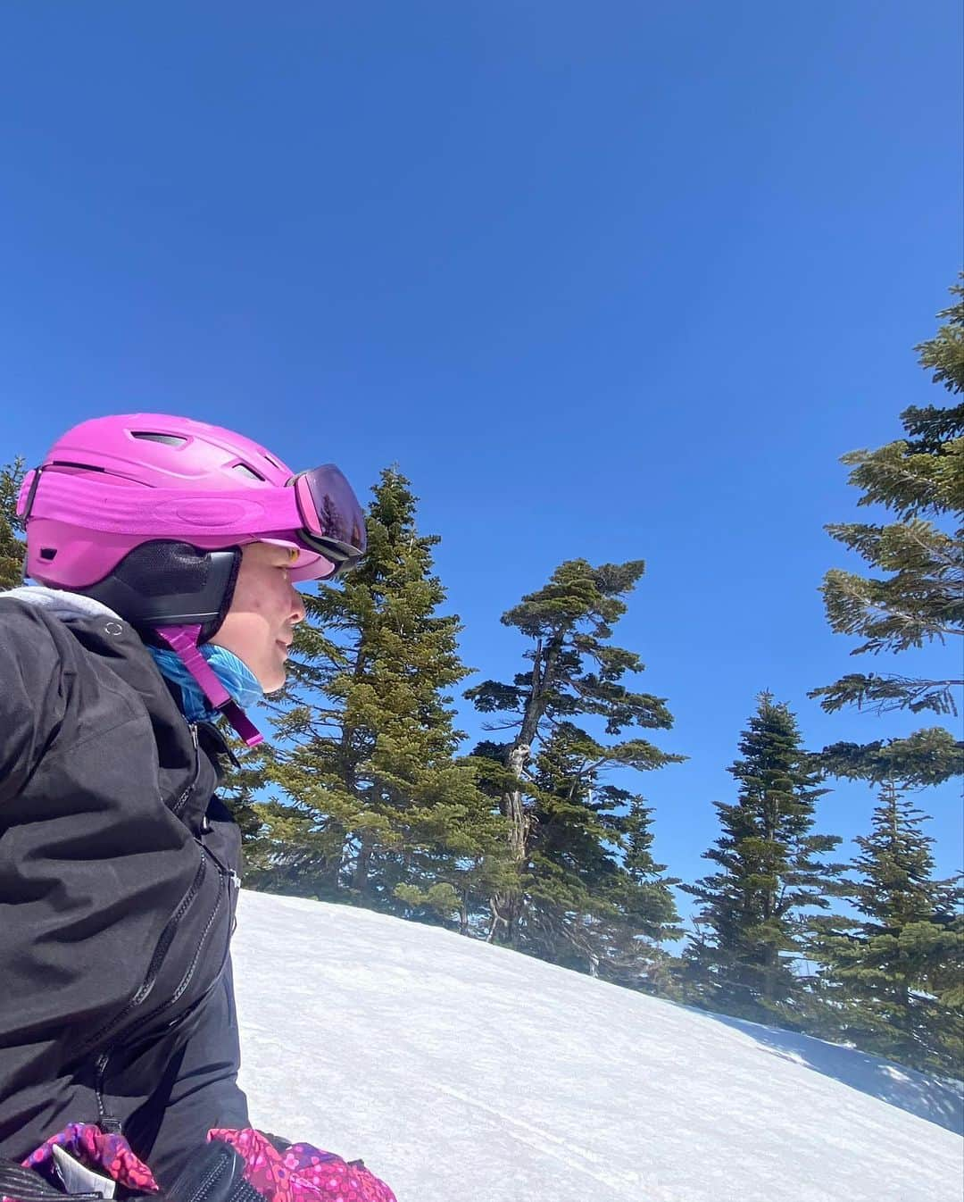 髙津奈々さんのインスタグラム写真 - (髙津奈々Instagram)「🏔 １週間前に行った24時間志賀高原ひとり旅備忘録  都内23時出発🌙 往復8時間運転🚙 スキー朝6時から5時間⛷ @crumpet_cafe2307 でおやつ💛 昼寝💤 帰宅🗼  普通に過酷すぎたけど、 雪が無くなる前にスキーに行きたい気持ちを抱えたまま 本業のフィンスイミング日本選手権に突入できると思えず、 冷えると予報のあった日に思い切ってドライブ❄️  硬いバーンを滑れて幸せだった！ 心置きなく泳げるぞ💙💦🐬 (普通に言っていること意味わからないけど私なりの幸せ)  #私のルーティン   私にとっていい筋肉に刺激が入るから スキーはトレーニング&調整の一環  メンタル面でも、筋肉面でも レースに向けて良いテーパースタート▶️  自然に勝るリフレッシュ方法はないなあ💭💭  たまにはひとり旅も楽しいね 雪と桜、冬と春を堪能した1日でした  これにて22-23シーズン終了(予定) (昨日かなり雪降ってるみたい…☃️)  🌸❄️🌸❄️🌸❄️  #自然が好き #ドライブ #志賀高原 #日帰り #スキー #統一感のないナナライフ  #スキー女子 #フィンスイミング #日本代表 #アクティブガール #patagonia #パタゴニア #アスリート女子」4月19日 22時55分 - nanatakatsu