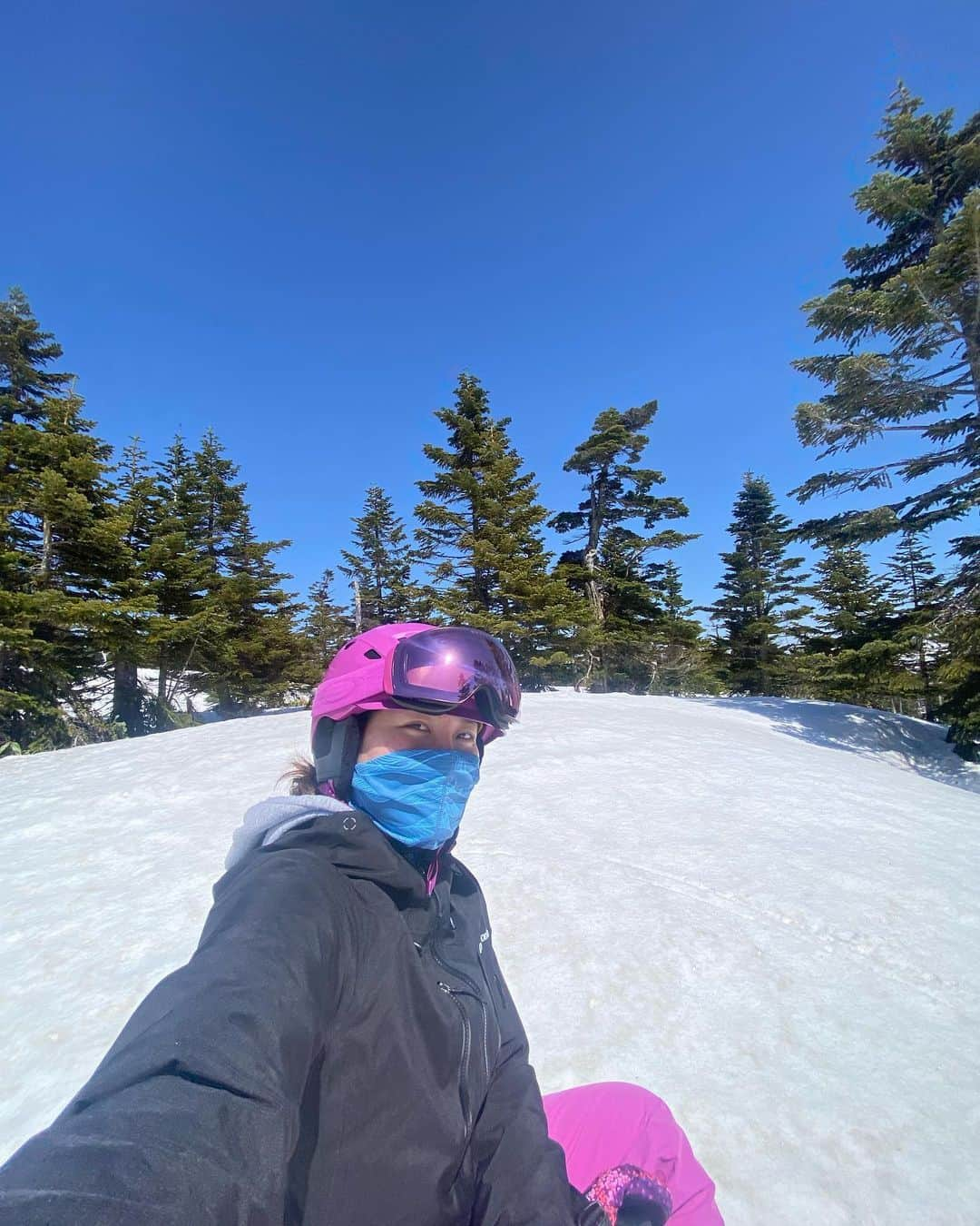 髙津奈々のインスタグラム：「🏔 １週間前に行った24時間志賀高原ひとり旅備忘録  都内23時出発🌙 往復8時間運転🚙 スキー朝6時から5時間⛷ @crumpet_cafe2307 でおやつ💛 昼寝💤 帰宅🗼  普通に過酷すぎたけど、 雪が無くなる前にスキーに行きたい気持ちを抱えたまま 本業のフィンスイミング日本選手権に突入できると思えず、 冷えると予報のあった日に思い切ってドライブ❄️  硬いバーンを滑れて幸せだった！ 心置きなく泳げるぞ💙💦🐬 (普通に言っていること意味わからないけど私なりの幸せ)  #私のルーティン   私にとっていい筋肉に刺激が入るから スキーはトレーニング&調整の一環  メンタル面でも、筋肉面でも レースに向けて良いテーパースタート▶️  自然に勝るリフレッシュ方法はないなあ💭💭  たまにはひとり旅も楽しいね 雪と桜、冬と春を堪能した1日でした  これにて22-23シーズン終了(予定) (昨日かなり雪降ってるみたい…☃️)  🌸❄️🌸❄️🌸❄️  #自然が好き #ドライブ #志賀高原 #日帰り #スキー #統一感のないナナライフ  #スキー女子 #フィンスイミング #日本代表 #アクティブガール #patagonia #パタゴニア #アスリート女子」