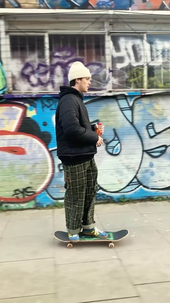 クルース・デイヴィッド・ベッカムのインスタグラム：「Some lil Hackney skate clips…」