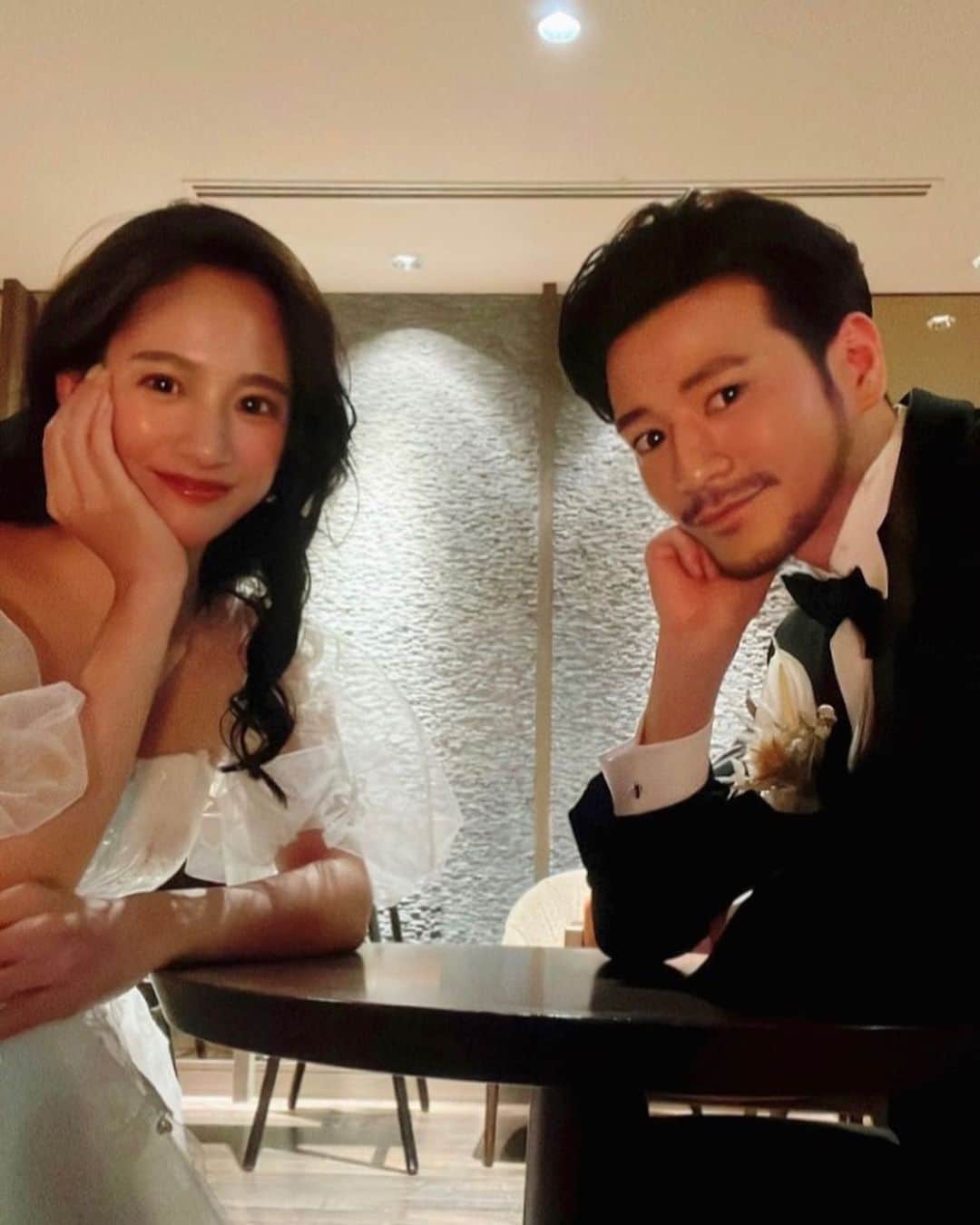 のインスタグラム：「新潟での撮影が 無事に終わりました😉 ⁡ しいなちゃん二日間ありがとうや💍 ⁡ ⁡ そして @dearswedding @dearswedding_producers   いつも有難うございます😌 ⁡ 会場装花は @maison_calme  ⁡ 帰りにお花をいただける素敵さ☺️💐幸せ ⁡ そしてもう何度もご一緒している @mora_mariko  @lr.maru  ⁡ 付きっきりで面倒みてくれて ありがとうございます👼 ⁡ ⁡ 今回は自撮りの裏側も載せております 2枚目を参照くださいな ⁡ 今回は2日間の撮影だったので 新潟グルメも堪能させていただき しっかりお酒もいただいて帰っております (今とても眠いです) ⁡ ⁡ ⁡  #アプリってすごい  ⁡ ⁡ ⁡ #model#freemodel#洋装 #フリーランス#メンズモデル#フリーモデル #ハーフモデル#ハーフ#ラグジュアリー #freelance#photo#bridal #フリーランスモデル#笑顔#モデル#撮影#タキシード #tuxedo  #wedding #ウェディングドレス #前撮り #japanese #ロケ #ブライダル#ウエディング#結婚#ブライダルモデル」