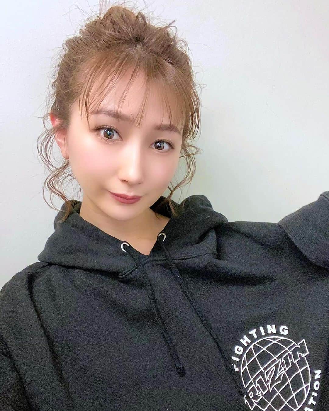青木まりなのインスタグラム：「🔥🔥🔥  暖かくなってきたから RIZIN Tシャツ欲しいな〜🙂  どれがいいかな〜🙂  やっぱり"BARA"Tシャツがかわいいなぁ🤍  @rizin_pr      . . .       #RIZIN #RIZINガール #RIZINガール2022 #ラウンドガール #ringgirl #キックボクシング #kickboxing #キックボクシング女子 #筋トレ女子 #筋トレ #トレーニング #ダイエット #training #diet #グラビア #グラビアアイドル #グラドル #ビジョビ #bijobi #gravure #guravureidol #偶像 #性感 #清秀 #性感 #美腿 #그라비아　#화보」