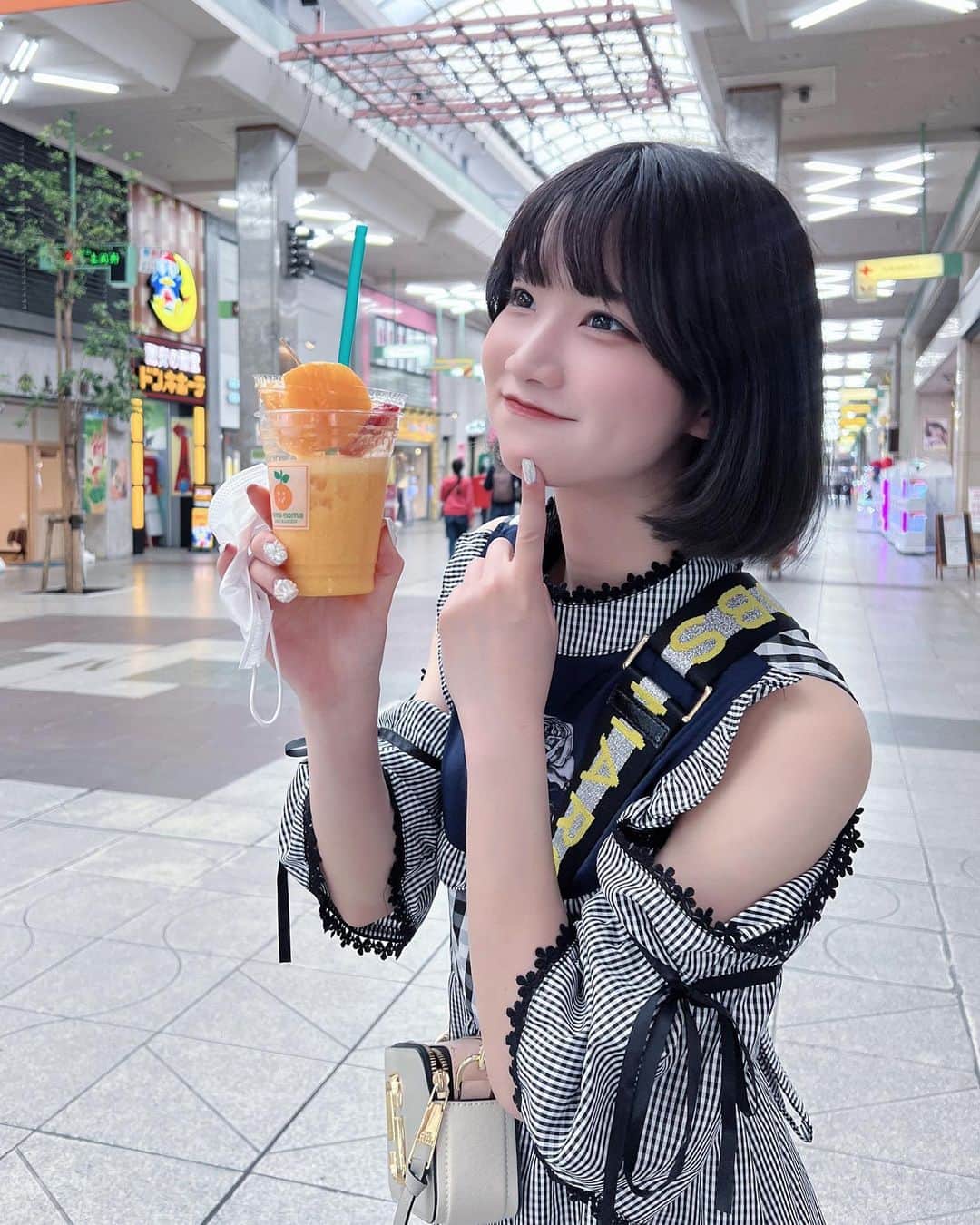 牧乃めいのインスタグラム：「ご機嫌の彼女が可愛すぎる  #粉我 #japaneseidol #idol #被写体 #被写体モデル  #被写体になります #ファインダー越しの私の世界 #撮影会 #アイドル  #自撮り界隈 #selfie #lfl #サブカル #likeforlike #いいね返しは絶対 #いいね返し #インナーカラー #model #地下アイドル #水色担当 #ootd #おしゃれさんと繋がりたい #ゴテゴテネイル  #ボブ #ミニボブ #좋아요 #맞팔 #ストリートファッション #愛媛 #大街道商店街」