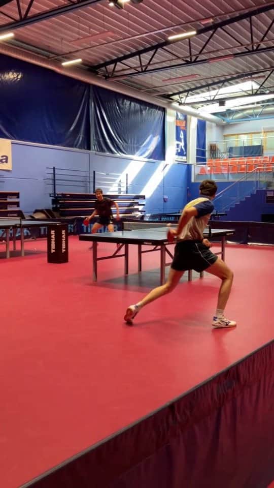 ヤクブ・ディヤスのインスタグラム：「So close 🤭  Preparing before @polska_superliga playoffs 💪🔥  @donictabletennis @dekorglass @polski_ts  #donicfamily #createsuccess #dekorglass #działdowo #team #lotto #superliga #playoff #pzts #enea #training #poland #tabletennis #tischtennis #pingpong #tenisdemesa #stolnitenis #tennistavolo #tafeltennis #tenisstołowy #tabletennisplayer #aroundthenet #behindtheback #shot」