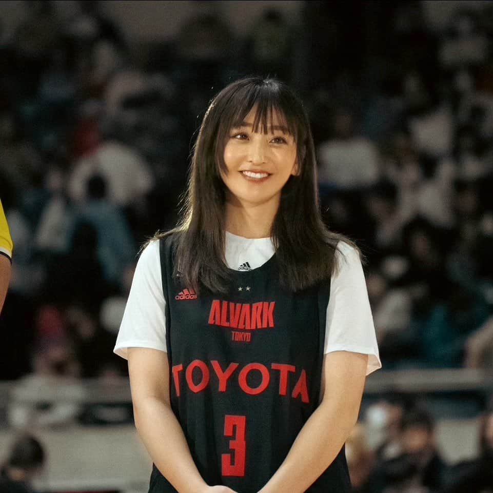 長崎望未のインスタグラム：「.  めちゃ楽しそうな顔してる🥰 Bリーグ初観戦楽しかったな🏀🫶🏻  写真見返してふと思ったけど  ほんとに私って何するにも 左利きなんだなって改めて思いました😂  小さい頃は右で食べたり書いたり… 右利きにしようとしてたけど  親の目や先生の目を盗んでは 左に持ち替えて食べて書いて しまくってたから😂  もうみんな痺れきらせて 放っておいてくれたの思い出した😂👍🏾✨  たまには右手も使って 脳鍛えないとですね🤭✨  @adidastokyo @alvark_tokyo #adidasspecialdays」