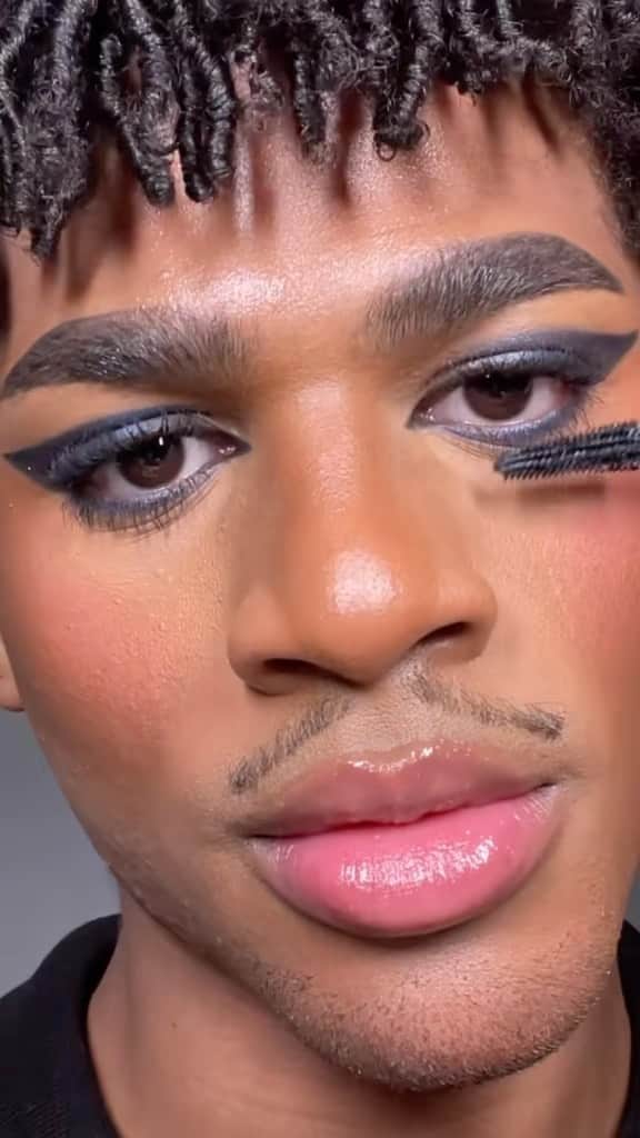 Revlonのインスタグラム：「And just like that @jakobejay steals the spotlight with this look ✨」