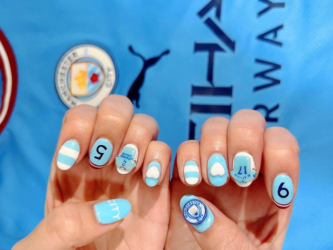 のインスタグラム：「🩵City Nail💅🩵  ひさしぶりのデブライネイル 今回はハーランドとストーンズも入れてもらいました  エンブレムとユニフォームが3Dなの😭🩵かわいすぎ  1ヶ月限定なの悲しい🥲爪のびないで  朝4時からCL2ndレグ〜〜〜アリアンツアレーナ緊張するなああ  仕事詰まってるので寝ずに試合みて寝ずに仕事いきます  #mancity  #mcfc  #cityzens  #manchesternails  #manchestercityfc  #デブライネtoハーランド #左手迷ったけどストーンズ #マンチェスターシティ  #デブライネイル  #サッカーネイル  #サッカー女子  #サッカー好き」