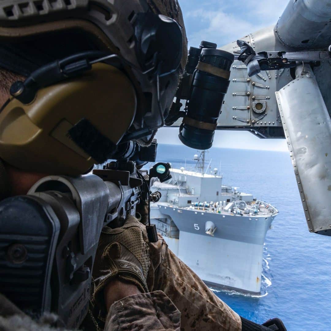アメリカ海兵隊のインスタグラム：「Overwatch  📍 West Philippine Sea (April 14, 2023)  #Marines with the @13thmeu clear the USNS Miguel Keith during a simulated Maritime Interdiction Operation conducted from the @usnavy's USS Anchorage as part of Exercise Balikatan 23.  #Balikatan is an annual exercise between the Armed Forces of the Philippines and the U.S. military designed to strengthen bilateral interoperability, capabilities, trust, and cooperation built over decades of shared experiences.   📷 (U.S. Marine Corps photo by Cpl. Austin Gillam)  #USMC #BlueGreenTeam #EveryDomain」