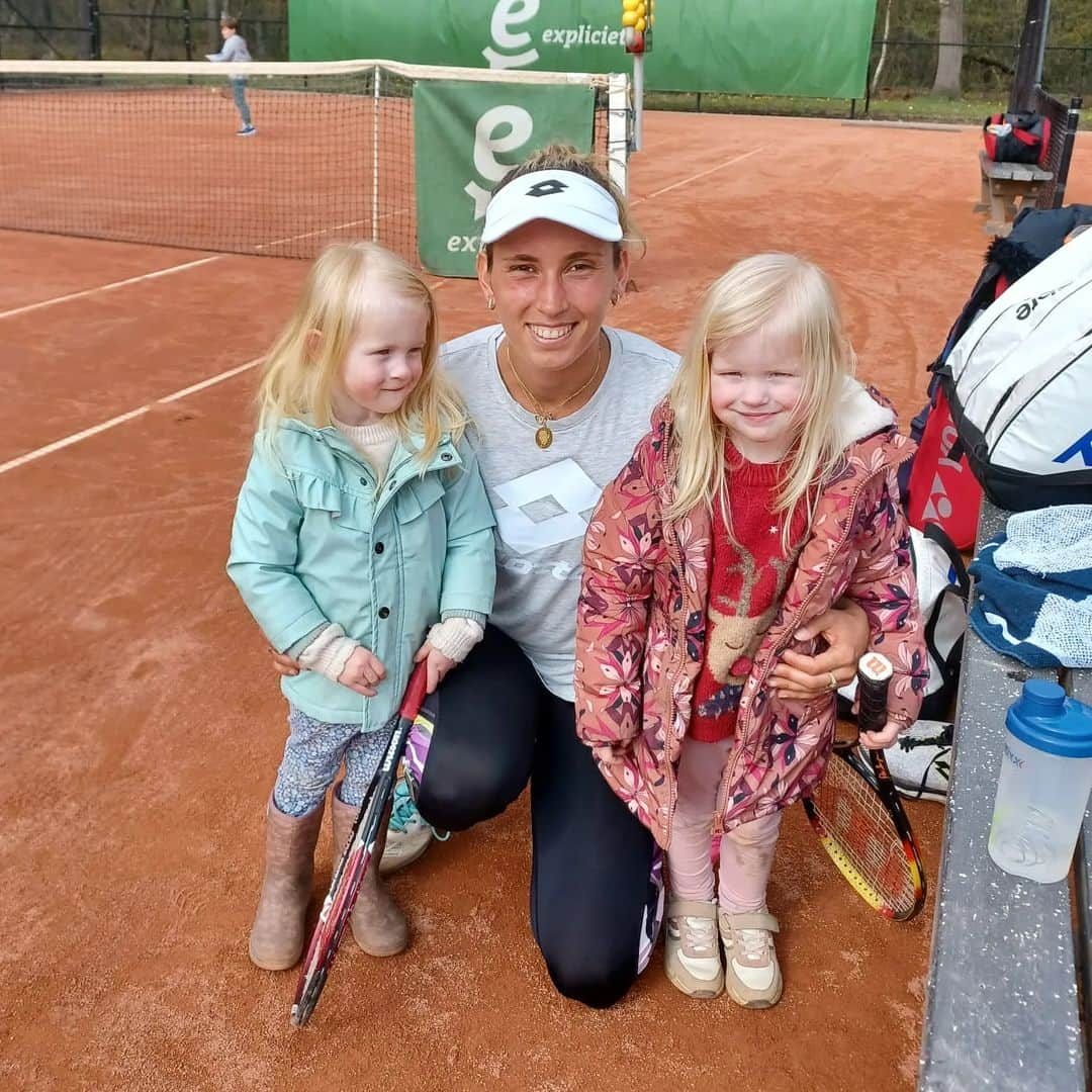 エリーゼ・メルテンスのインスタグラム：「1st tennis lesson from auntie ☺️💞 #familytime」