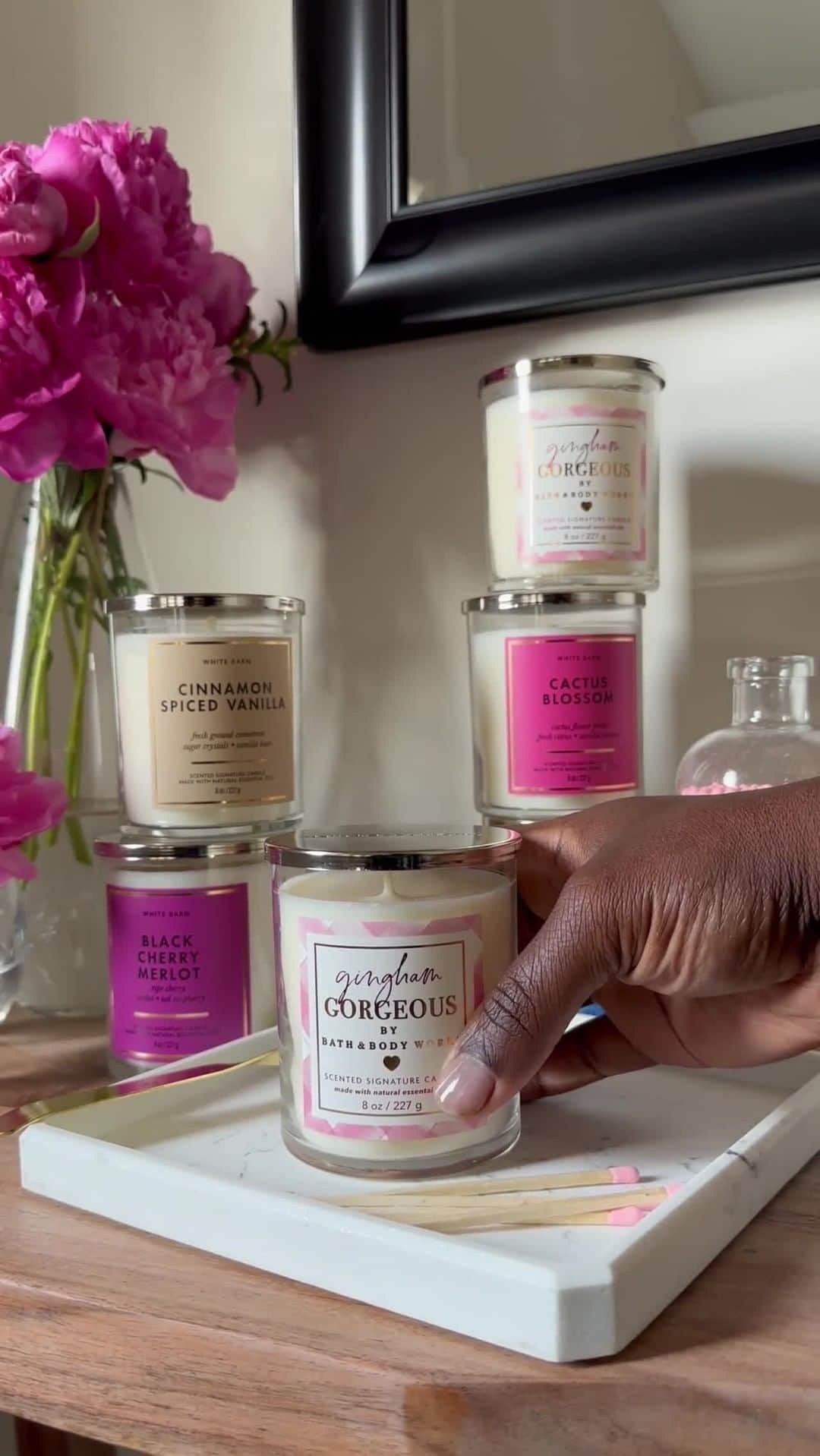 Bath & Body Worksのインスタグラム：「In case you didn’t know…Single Wick Candles are THE way to layer your home with fragrance🕯✨​ ​ What’s the NEW Signature difference? ⤵️​ ​ ✅ Sleek NEW style that elevates every space​ ✅ 8 oz for 30-50 hours of fragrance​ ✅ Made with natural essential oils​ ✅ Over 15 fragrance choices!​ ​ Name drop the fragrance YOU need in a Single Wick below!」