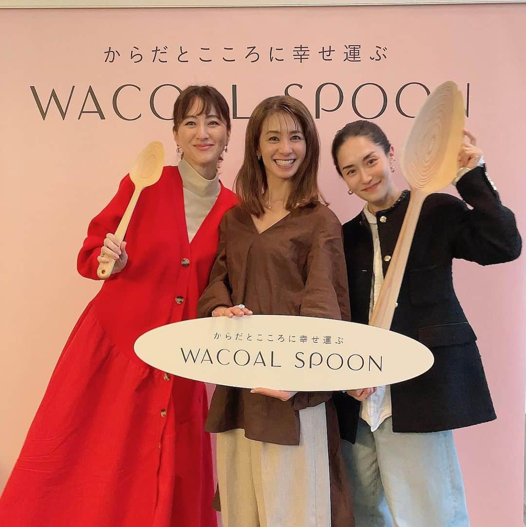 前田ゆかのインスタグラム：「#wacoal から  『からだとこころに幸せを運ぶ』がコンセプトの 食の新たな通販サイトがオープン@wacoal_spoon  サイトオープンを記念して @ina_tomo ちゃん @kame_kyo さん と試食会へ  全国各地を訪問して味わい、感動を体験しながらよりすぐりのアイテムが揃ってます。 低糖質でグルテンフリーに腸活と健康志向の方にもやさしく安心していただけるこだわりのラインナップ。京都のなま麩も気になった食材の一つです。  差し入れやギフトに喜ばれそうなこだわりのものがたくさん！  久しぶりに会場で会えた @__shotaro__ くんと @maileavivi  さん ご夫婦に かわいい、かわいい娘ちゃんも一緒に微笑ましいひととき！  写真に写るポーズがたまらなく可愛かった💕  #wacoalspoon #wacoal #お取り寄せ」