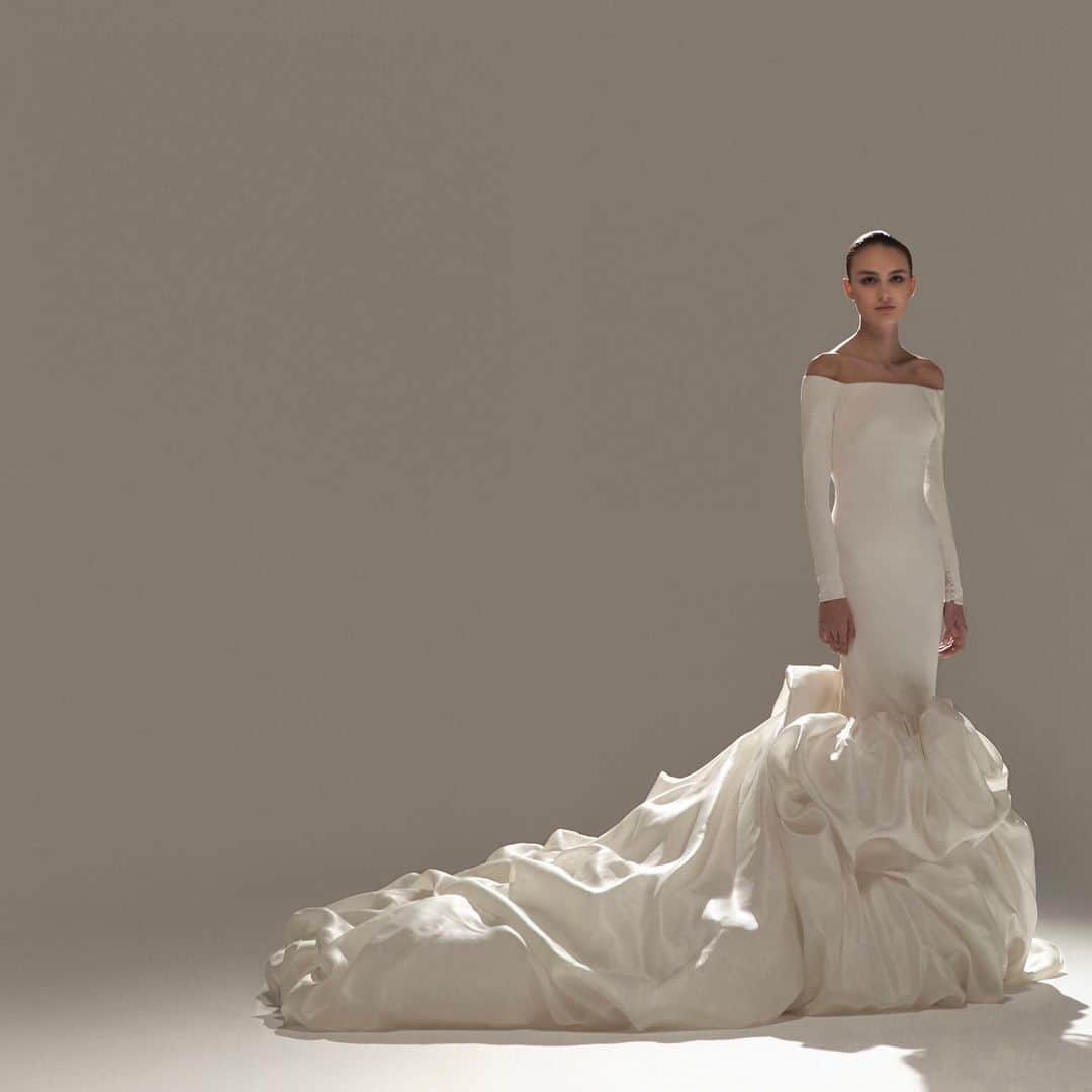 ステファンローランのインスタグラム：「EPURE Stéphane Rolland opens the doors to an exclusive universe of bridal gowns.  The collection presents 10 unique silhouettes, already available by appointment only in the couturier’s showroom and partner boutiques worldwide.   A NOUS DEUX  Off-shoulder gown in white crêpe and clouds of gazar.  #StephaneRolland #Bridal #Wedding」