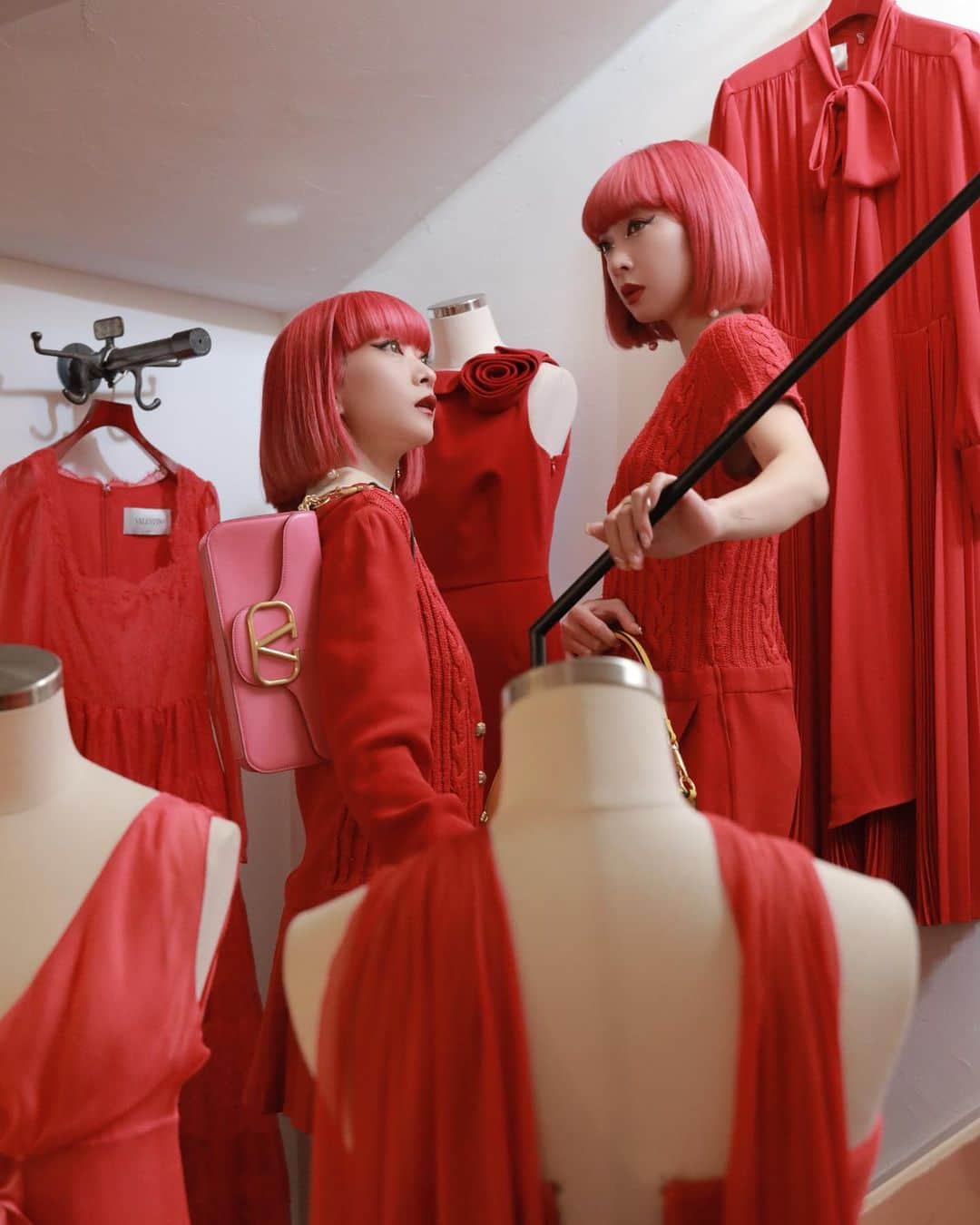 AMIさんのインスタグラム写真 - (AMIInstagram)「valentino のvintageの クリエイティビティや個性を称え 現代に伝えるプロジェクト "valentino vintage"🌹 東京は代官山の The Vintage Dressで 厳選されたvalentinoのvintageアイテムが並ぶイベントが開催されます✨ 期間は4月30日まで🔥  @maisonvalentino   #ValentinoVintage」4月19日 23時04分 - amixxamiaya