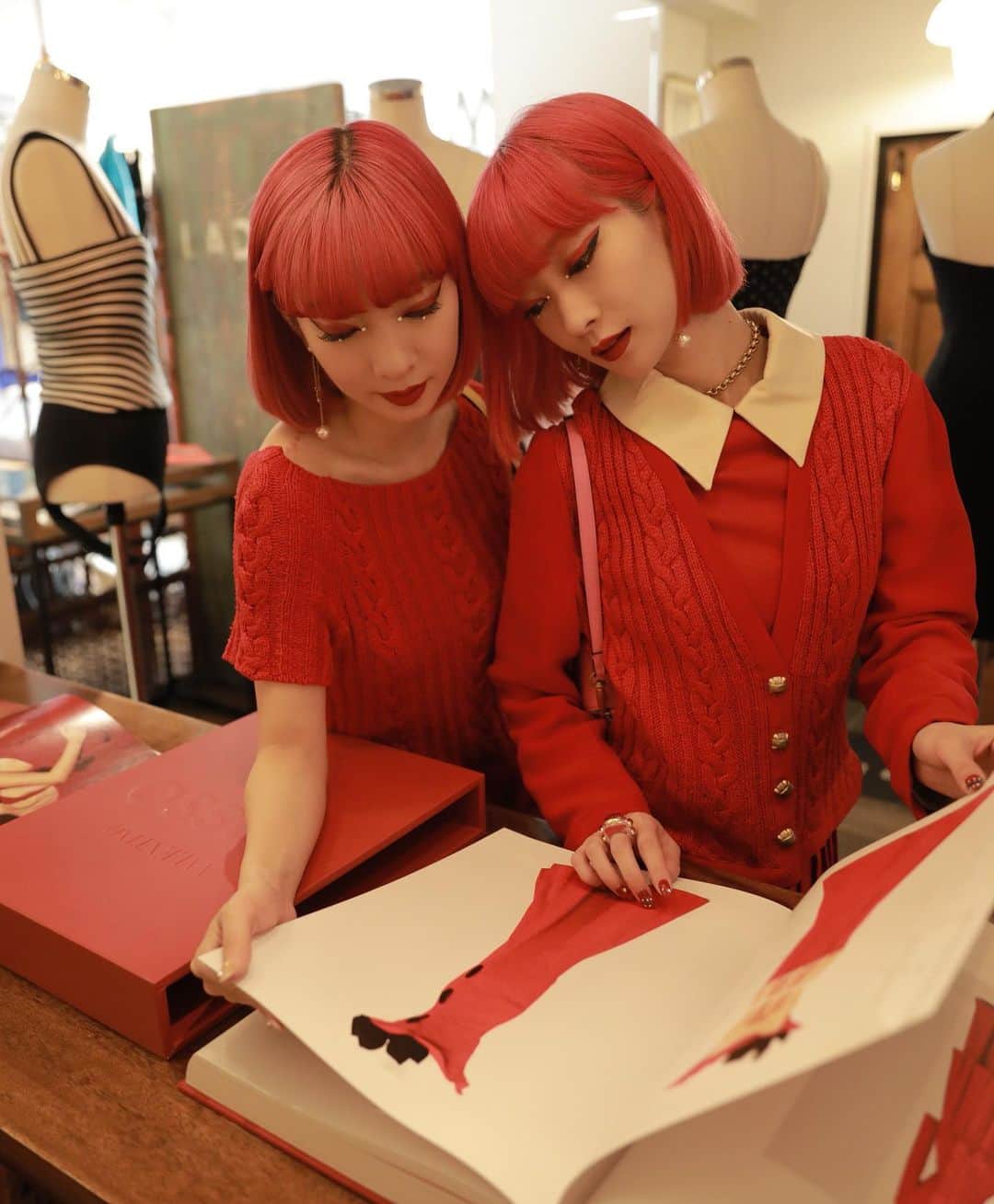 AMIさんのインスタグラム写真 - (AMIInstagram)「valentino のvintageの クリエイティビティや個性を称え 現代に伝えるプロジェクト "valentino vintage"🌹 東京は代官山の The Vintage Dressで 厳選されたvalentinoのvintageアイテムが並ぶイベントが開催されます✨ 期間は4月30日まで🔥  @maisonvalentino   #ValentinoVintage」4月19日 23時04分 - amixxamiaya