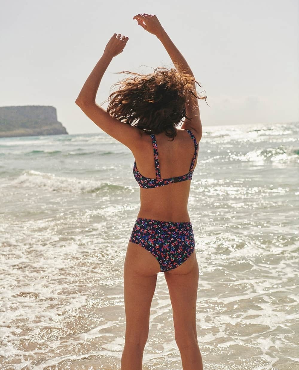 デプチオーのインスタグラム：「Pile ou face : l'imprimé fleuri Hoya fleurit sur le maillot 2 pièces Holalita pour un air de vacances avant l'heure 🌸⁠ ⁠ 🌎 Heads or tails: the Hoya floral print blooms on the Holalita 2-piece swimsuit for an early holiday look 🌸⁠ ⁠ #despetitshauts #despetitshautsaddict #lavieenplusjolie #lapalma #maillotdebain」