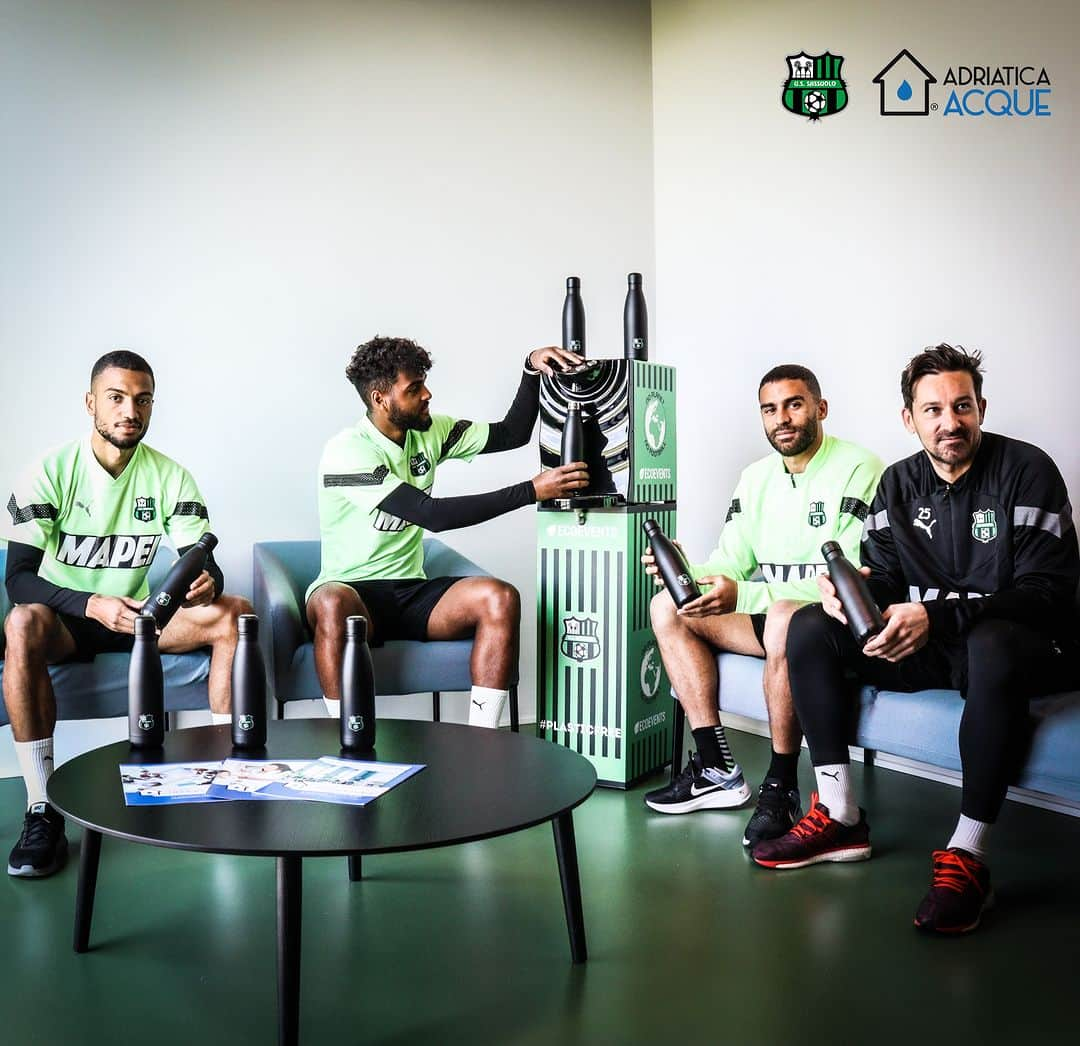 USサッスオーロ・カルチョのインスタグラム：「Sassuolo Calcio e sostenibilità ecologica, 🌱 un altro passo verso il futuro! 🌍  Avviata la partnership con @adriaticaacque 🤝  Scopri di più su www.sassuolocalcio.it  #ForzaSasol 🖤💚」