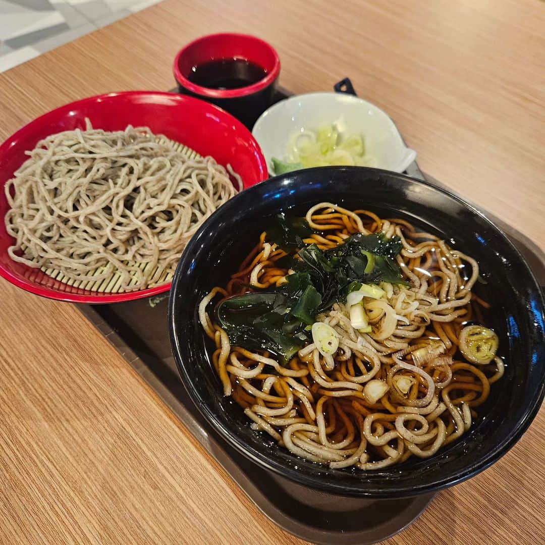 のインスタグラム：「Soba at #mitsukoshi ✨️  I had ramen and udon in the Philippines, but it was the first time eating soba😆  When I had soba, it reminded me how much I missed it✨️  📍Nadai Fuji Soba  三越BGCの地下一階にあるフードコート頂で、そばを！  盛りそばはすぐ固まっちゃうから、かけそばの方がおすすめです🤭  こういう普通の味がほっとする🥰🇯🇵  #三越 #三越bgc #bgc #マニラ生活 #フィリピン生活 #philippines #japanesefood #マニラグルメ #itadakifoodcourt #soba #nadaifujisoba #fujisoba #富士そば」