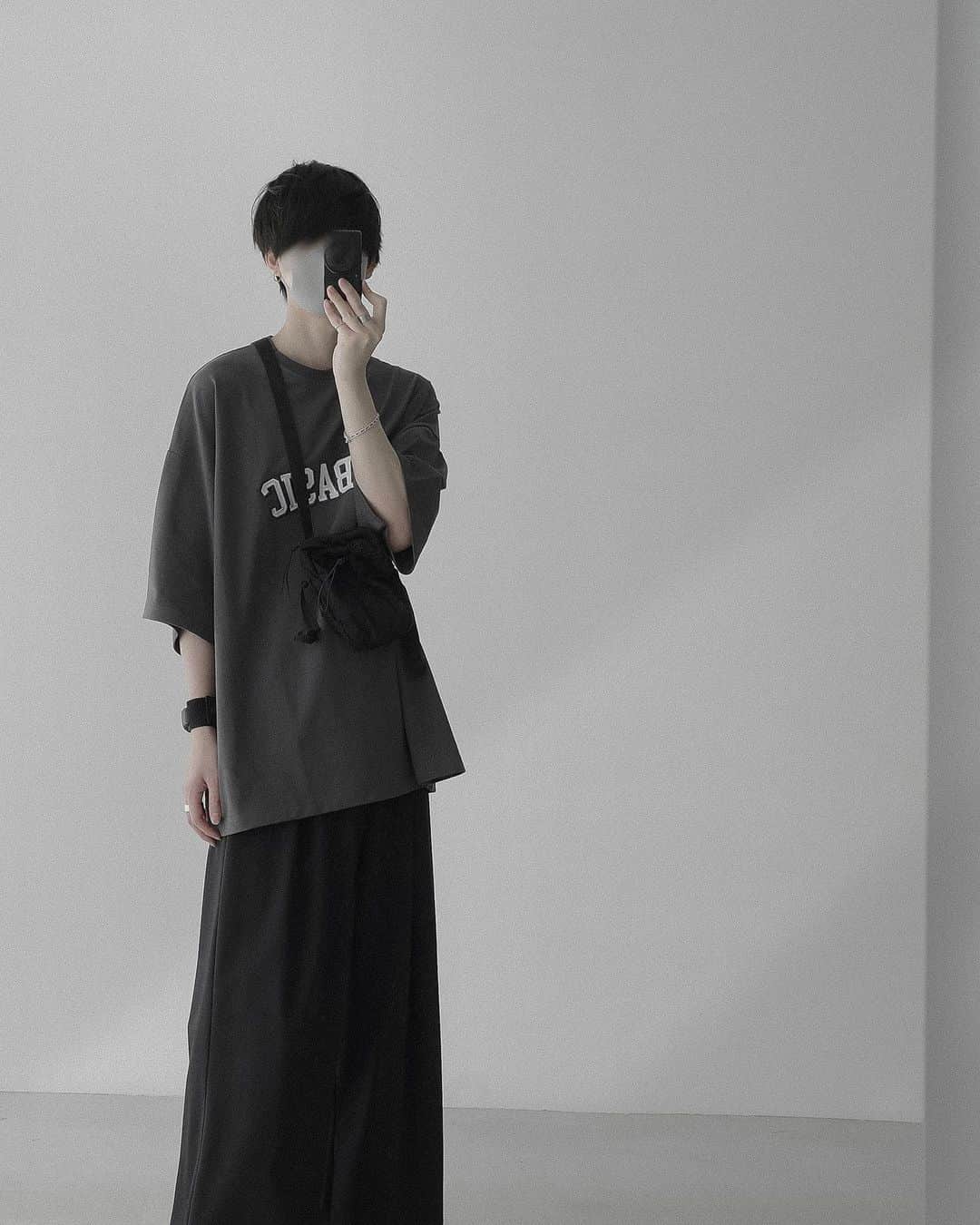 JUN / Yohukasiのインスタグラム：「⁡  04.19 Wed. | outfit   5月の新作チラ見せ / vol.1 ⁡ 春に大好評だったUNBASICスウェットが 半袖のTシャツとして夏に復刻します❕ ⁡ プリントではないワッペン刺繍が 特徴で今回の生地もヘビーウエイト  先日リリースした神シャツに引き続きお値段は衝撃的... ⁡ ＿＿＿＿＿＿＿＿＿ ⁡ 01｜@remer_official coming soon / 5月1日情報解禁 02｜@cp_company_official  03｜Y's × G-SHOCK 2023 04｜試作品(今後出すかもです) 05｜New balance M2002R GTX ⁡ #remer #シンプルコーデ #夏コーデ」