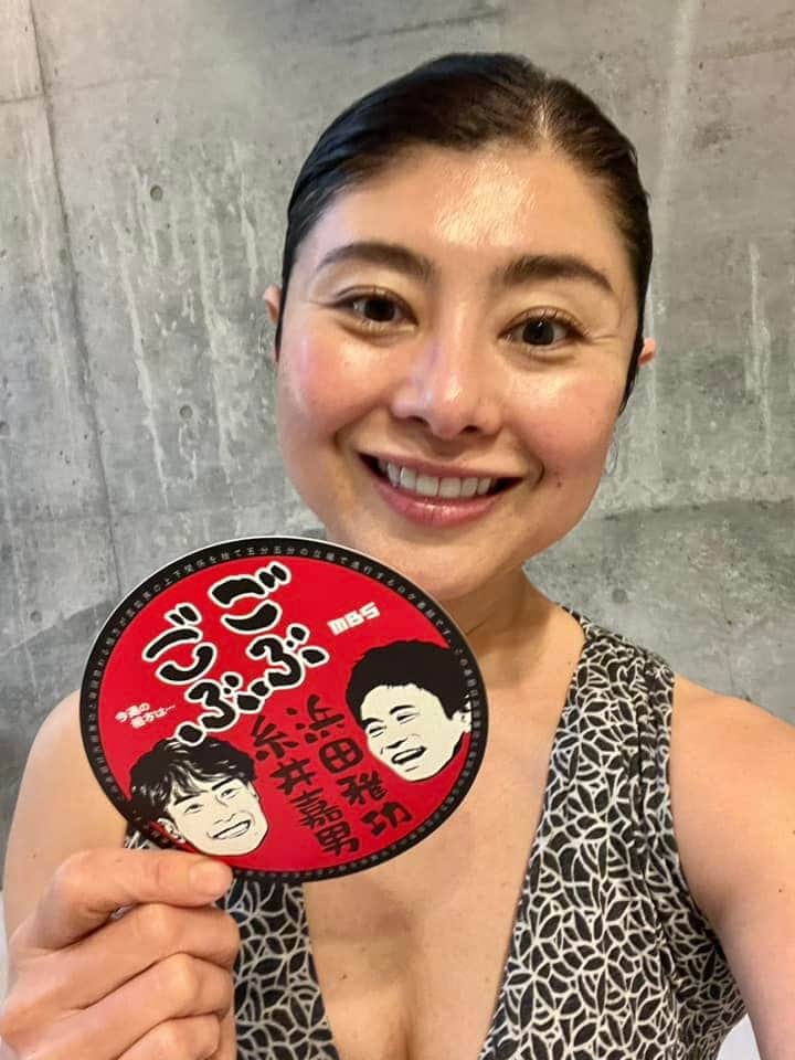間々田佳子のインスタグラム：「先日ダウンダウンの浜田さんの番組でコアフェイストレーニングを取り上げていただいたようです。その記念にと番組ステッカーが届きました❣️ありがとうございます♪ 次回は生でお会いできますように…😊😍  #mbs  #毎日放送 #ごぶごぶ #間々田佳子」