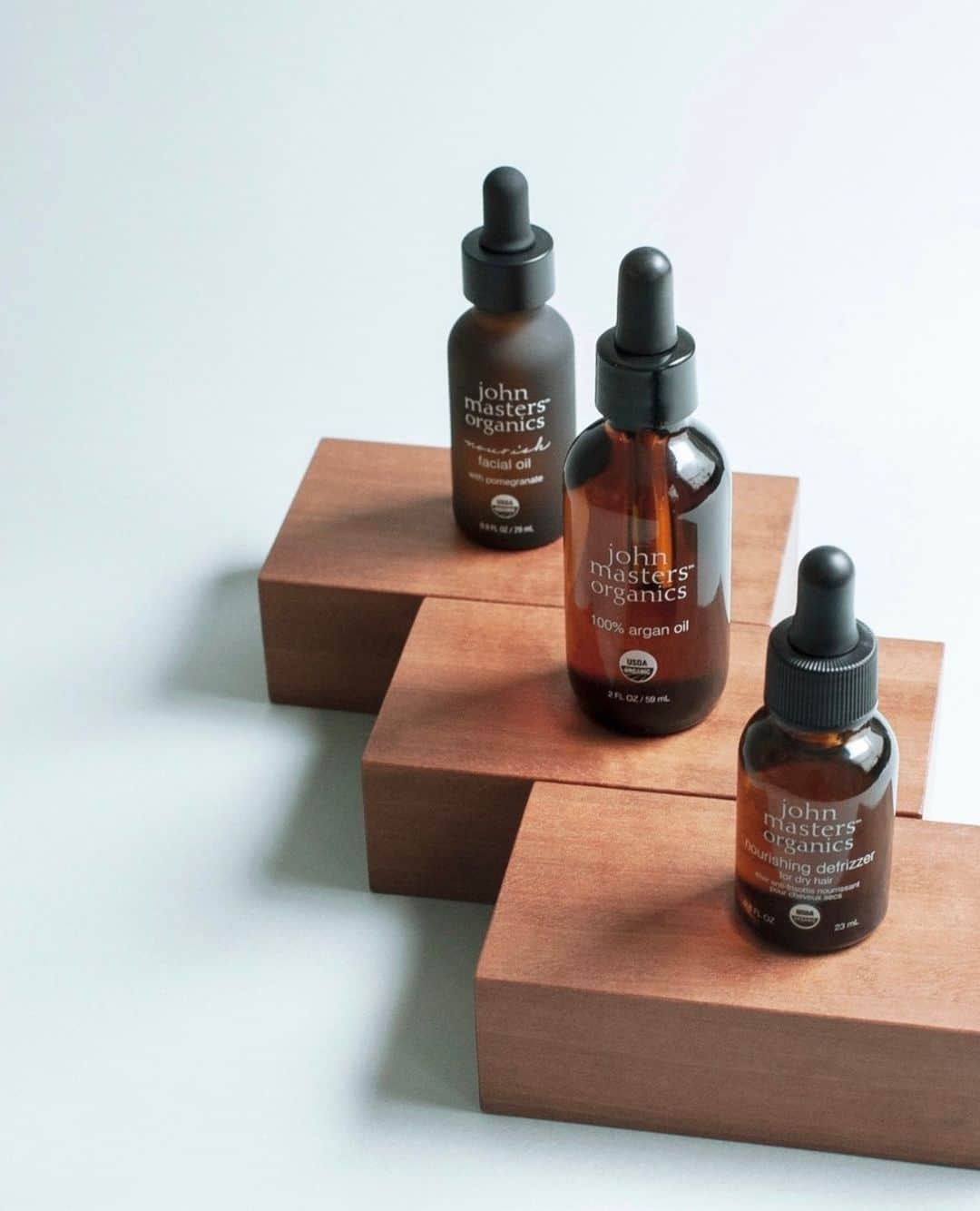 John Masters Organicsのインスタグラム：「Bring sustainability into your haircare routine with John Masters Organics ♻️⁠ ⁠ 25% of our products are packaged with post-consumer recycled materials, glass, aluminum, or paper. ⁠ ⁠ All of our plastic bottles are made with PET and are 100% recyclable. Our team is working to transition to a more sustainable option that contains post-consumer recycled materials (PCR).   Plus, we're now Plastic Positive - meaning we will rescue TWO ocean-bound plastic bottles for every qualifying product purchased on our website through our partnership with @get_greenspark + @plasticbank . ⁠ ⁠ Learn more about our sustainability initiatives on our website and join us in our mission to stop ocean plastic. Plus, take 25% off + free domestic shipping through the entire month of April. Discount will be automatically applied at checkout. 🌎」