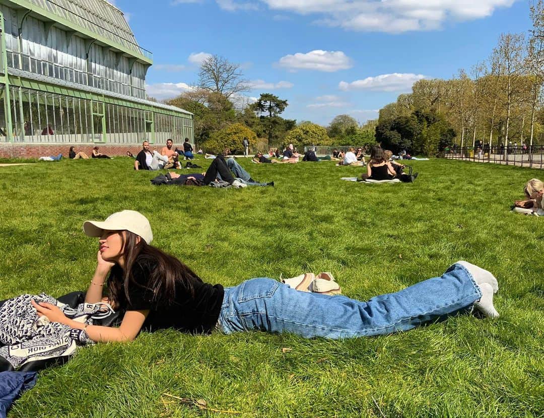 森友里恵さんのインスタグラム写真 - (森友里恵Instagram)「J'adore m'allonger sur l'herbe💚 太陽が出た瞬間に公園にいく🤣  #paris#park#sun#soleil #france#afterschool」4月19日 23時22分 - yucrebie