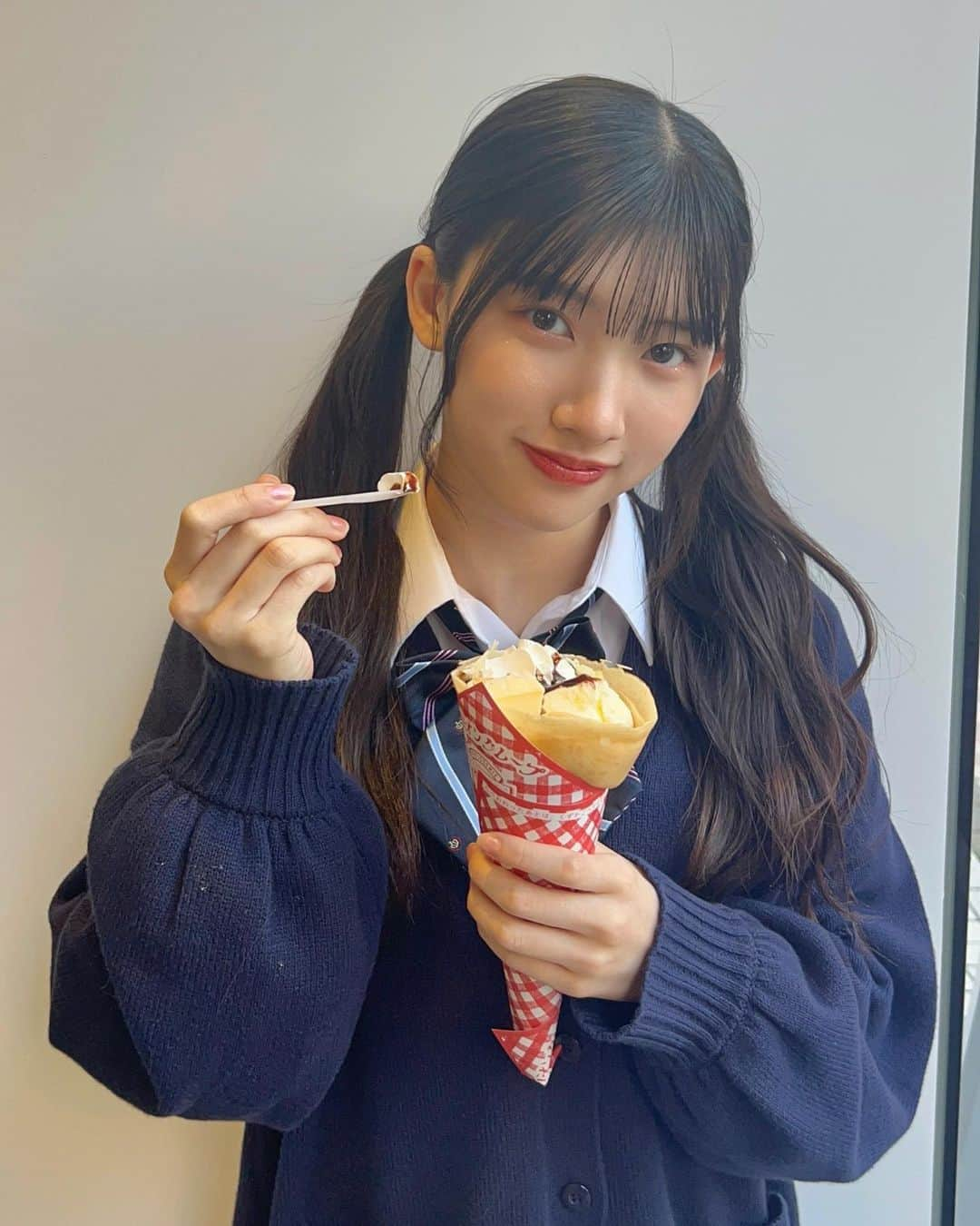 芹澤もあさんのインスタグラム写真 - (芹澤もあInstagram)「チョコバナナアイスケーキのクレープにしたら 流石にお腹いっぱいになりました( ˶ ̇ᵕ​ ̇˶) ⁡ ⁡#なんちゃって制服 #正解 #ツインテール  #高校生#高校3年生 #ljk #jk3#06#ukka#芹澤もあ」4月19日 23時20分 - moa_serizawa