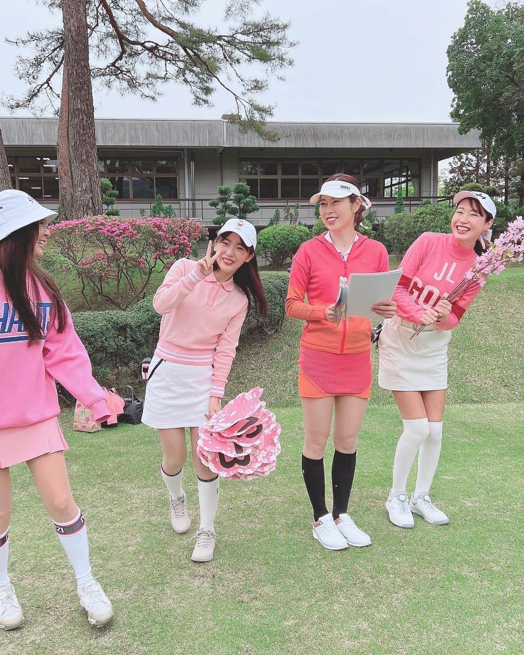 山下詩乃のインスタグラム：「今日は初めて友達と企画したプライベートコンペの本番日でした🥹💓 『第一回福山ゴルフレディースミーティング』🌸 今回は女性限定で招待制にして、地元のゴルフの輪を広げたいと思い開催したよ🥰ドレスコードはピンク×白🌸  初めは4組くらいでと思っていたけど、結果9組34名の素敵な人たちが集まってくださいました🥹 一緒に企画、準備をしてくれた るみちゃん　@rumicoco72  ゆりちゃん　@golf.03yu  本当にありがとう🙏❤️😭ほぼるみちゃんに頼りっぱなし😭🙏  助けてくれたお友達たち、ご参加くださった皆様、たくさんご協賛して頂いた皆様、本当にありがとうございました🥹❤️退職した後も快く引き受けてくれた松永カントリークラブにも感謝です🙏😊人と人がゴルフで繋がり、今後の人生の発展に繋がりますように🫶🏻🥰  #ゴルフ好きな人と繋がらりたい #ゴルフ女子 #ゴルフ好き #ゴルフ男子 #ゴルフコンペ #福山ゴルフレディースミーティング #福山ゴルフ #松永カントリークラブ #女子ゴルフ #レディースゴルフ」