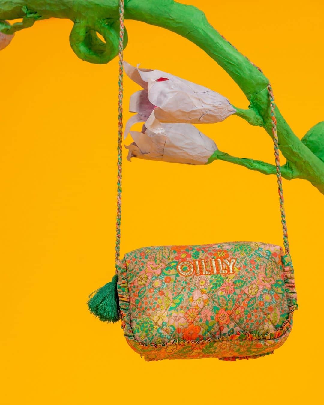 オイリリーのインスタグラム：「Hi Sonia! A poplin cotton shoulder bag with ruffels in Millefleurs print. She is back in stock now 🤩⁠ ⁠ ⁠ ⁠ ⁠ ⁠ .⁠ #oilily #oililyworld #abrighttomorrow #printonprint #oililyandme #ss23 #newcollection #newseason #womansfashion #wearcolor #springsummer #fashiontrend #campaignvideo #springvibes #newarrivals #springcollection #springishere #itbag #clutch #mothersday #Mothersdaygift #giftsforher #handbag #festivaloutfit #festivalbag」