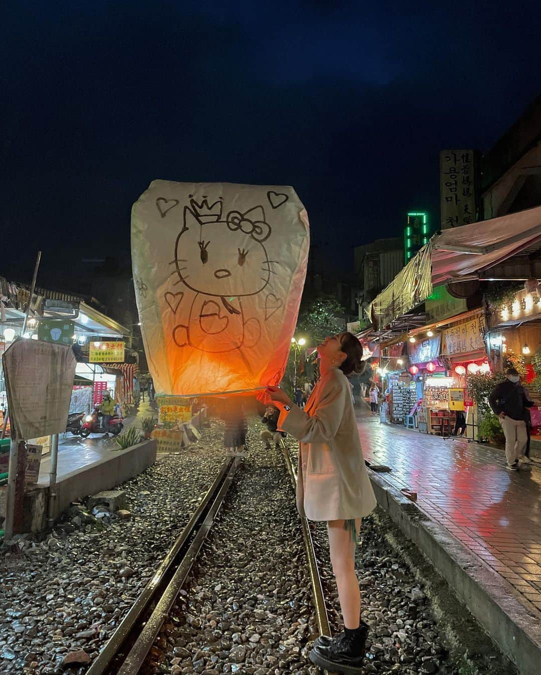 のインスタグラム：「台湾で食べたものまとめっ✍️  台湾食べ物美味しくてさいくうだった🤤 レストラン、お店系で食べたものたち まとめるねん🥣💛  2枚目 饗食天堂 ＠eatogether_tw 📍台中大遠百11F ここのブュッフェがちおすすめ❤️ まじ行ってほしい！笑  日本では考えられない値段とクオリティ😭 全部のお料理本格的でクオリティ高いの！  海外なのにお寿司とかお刺身もちゃんと 美味しくてびっくり笑 お肉もめっちゃ美味しいし🍖 デザートやアイスも最高🤤 グレープフルーツのブリュレめっちゃお気に入り🍊♡  お酒まで飲み放題なのになんと 1人約5000円とかで食べれるよっ （2万くらいするかと思ったw）  3枚目 果然匯 ＠fruitfulfood 📍板橋遠東百貨11F ベジタリアンビュッフェ🥬 ベジタリアンは食べたことあったけど ブッフェって初だからわくわくっ笑  彩りも綺麗だしお寿司や天ぷら、ピザ、デザート とかまであるのにベジタリアンなんだ😳ってびっくり！ 何の食材で出来てるだろうって 考えながら食べるの楽しかった😋  多すぎるくらい種類豊富だしブッフェだと 色んなベジタリアンの食べ物食べれるから楽しかったあ♡  4枚目 開飯川食堂 ＠kaifun_tw 📍台中中友百貨11F ここのご飯ぜーんぶ美味しかった🐼❤️ めちゃめちゃもりもり食べれた！笑 日本人の口に絶対合うと思うう🍴 パイナップルの可愛いし ピンクと白のもちもちのやつ甘くて美味しくてハマった♡笑  デザートも両方めっちゃ美味しい！笑 お気に入りでうかちゃんとおかわりして2個ずつ食べた笑笑  #台湾旅行 #taiwan #taiwantravel #台湾グルメ」