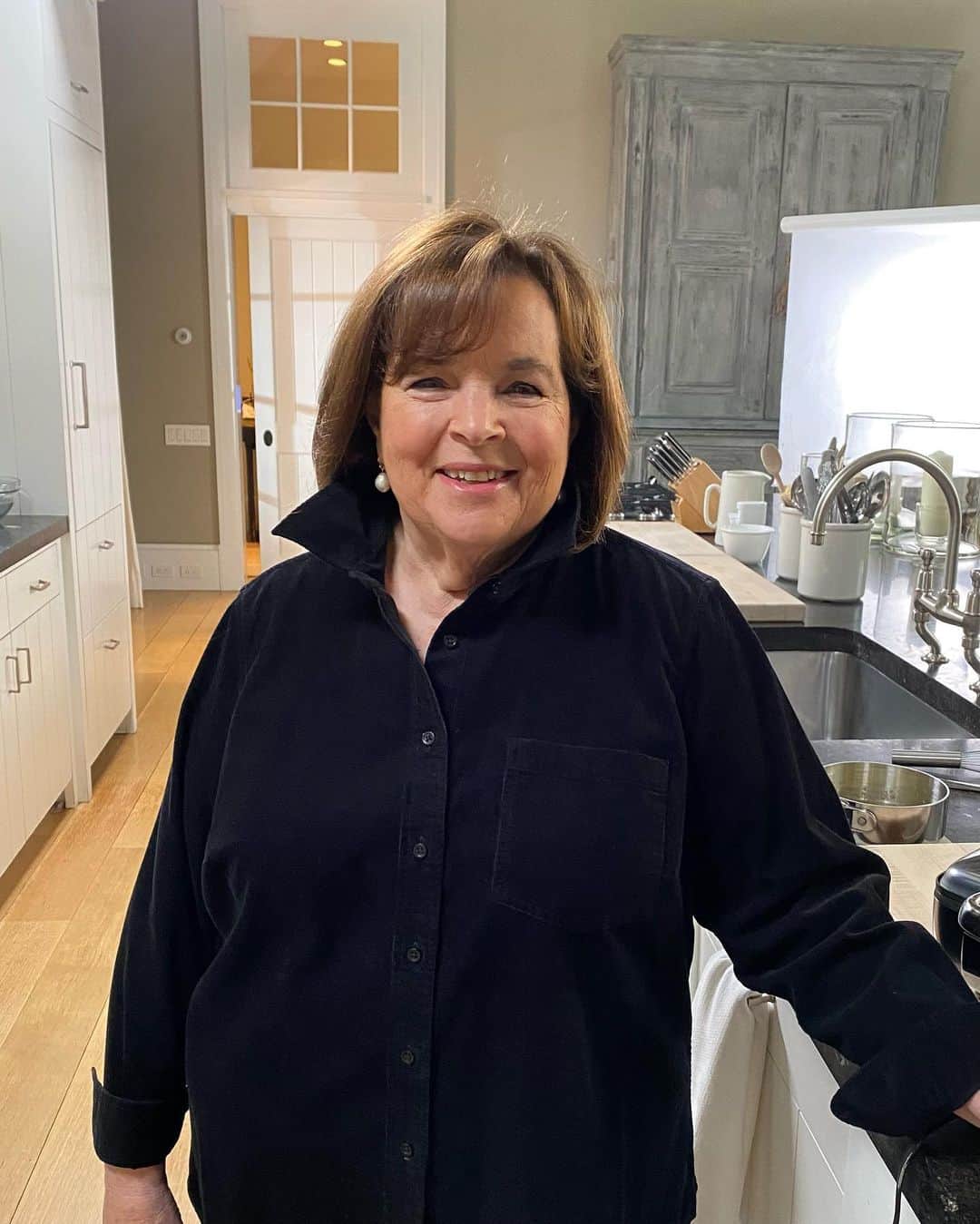 アイナ・ガーテンのインスタグラム：「Starting to film new episodes of Be My Guest on @foodnetwork !  Can't wait for my first guest to arrive!!  Loving my new @talbotsofficial shirts!」