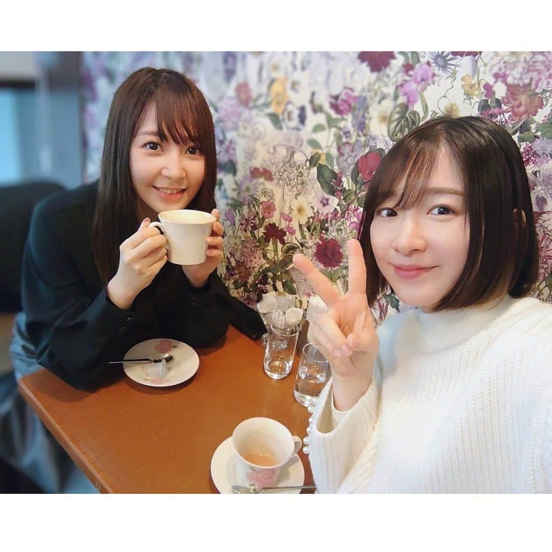 種田梨沙さんのインスタグラム写真 - (種田梨沙Instagram)「☕️  いくみさんとオタ活しつつ お茶をしばいてきた時の写真！ お店の壁紙が可愛くて 素敵だったので帰り際に記念撮影です♡  相変わらずYoutubeの感想を ご本人に直接言いまくってきました笑  夢見野ねむ美ちゃんも…最高でしたね✨  #葉山いくみ」4月19日 23時40分 - tane_da_dayo