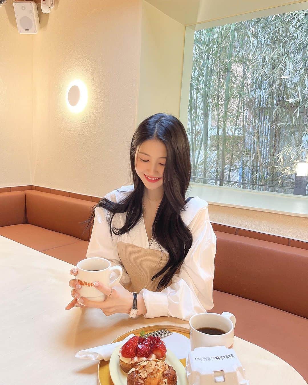 のインスタグラム：「계란빵이 왤케 귀여움? 💛  @eggseoul.official  清潭にオープンしたベーカリーカフェ🥐 韓国のソウルフードのケランパンが お洒落に可愛くなってるよ〰️🥚✨✨」