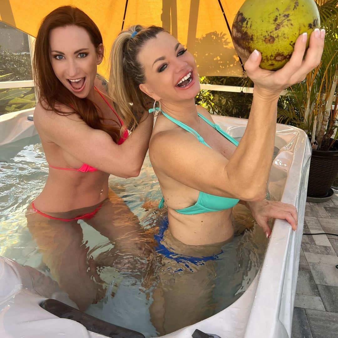 ヴィッキー・ヴェットのインスタグラム：「Do you like coconuts too?! Sophia Locke doesn't have an IG but you can find her on TikTok if you like her too🌴 #floridalife #norwegiangirl」