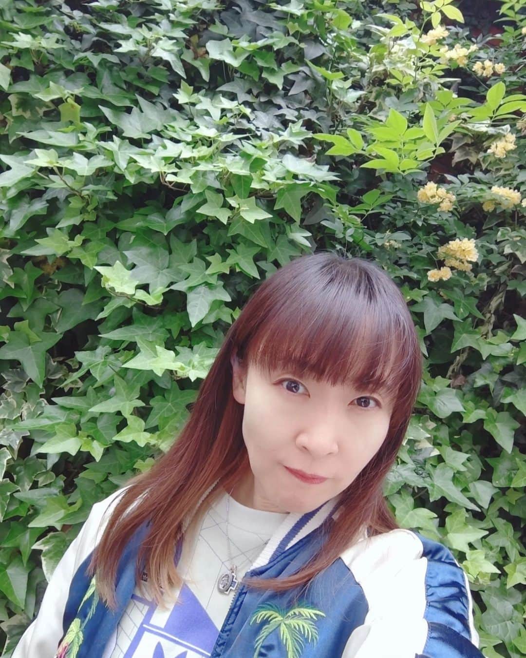 atsukoさんのインスタグラム写真 - (atsukoInstagram)「緑と黄色い花が綺麗だったので。 自撮りしたw  #angela_jpn #atsuko #animesong #anisong #angela」4月19日 23時36分 - angela_atsuko