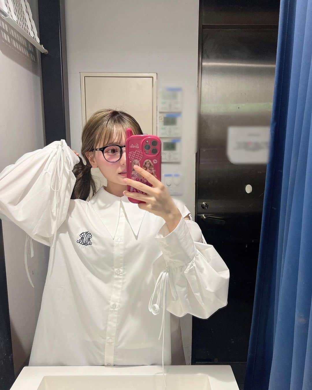 石綿日向子のインスタグラム：「👶🏻🎧🤍 4月は1日もお休みがない！ すごい！売れっ子みたい☺️笑 お引越しもしてへとへと！ @chico__official___」