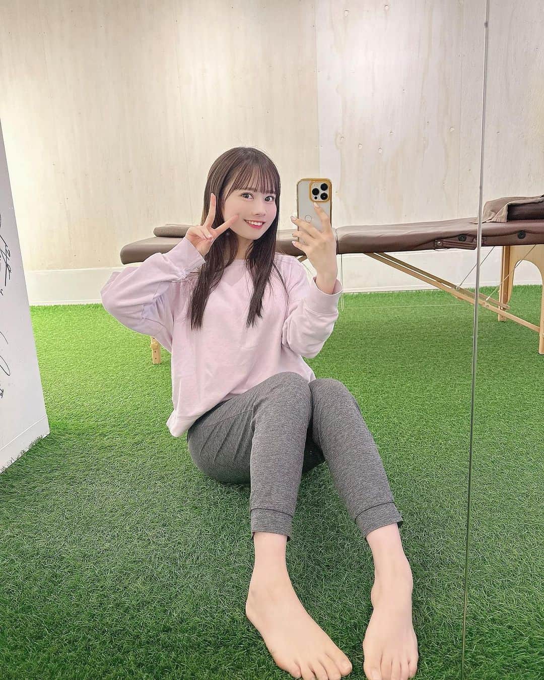近藤沙瑛子のインスタグラム：「3年ぶりくらいに整体行ってきた…🌸 ごりごりしてもらってすごいすっきり🥺  芝生が可愛くて✌🏻💭」