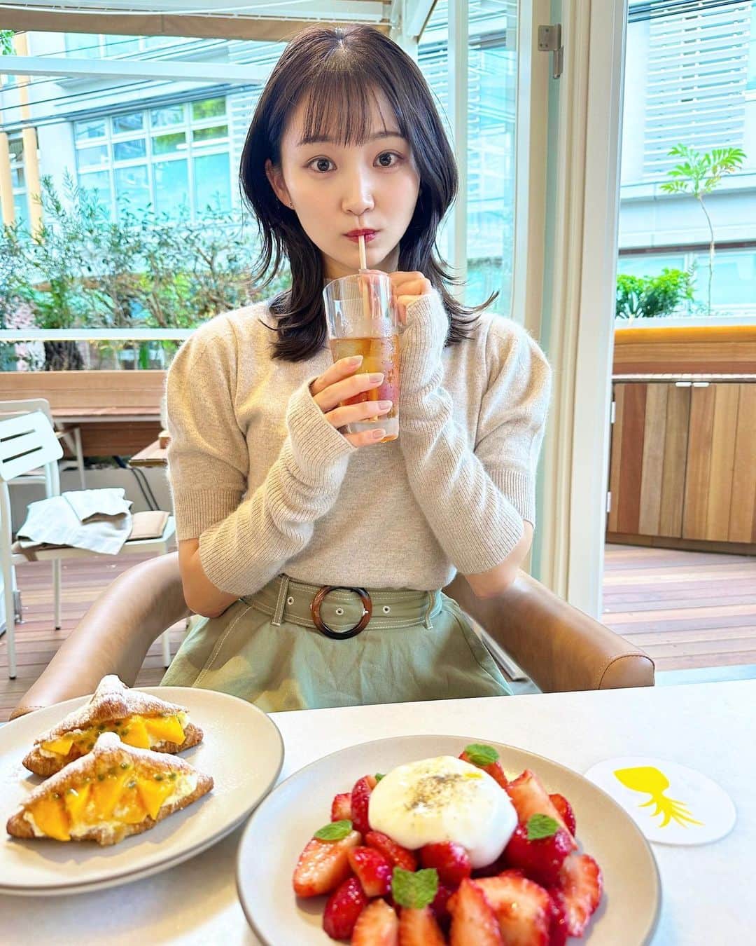 加藤早和子のインスタグラム：「❤︎  美容院で髪を染めて ランチして良き休日でした👼🏻  一生懸命アイスティー飲んでるから 鼻の下伸びてるし目もまんまる😂  . . #休日 #おやすみ #アナウンサー #キャスター #女子アナ  #カフェ巡り」