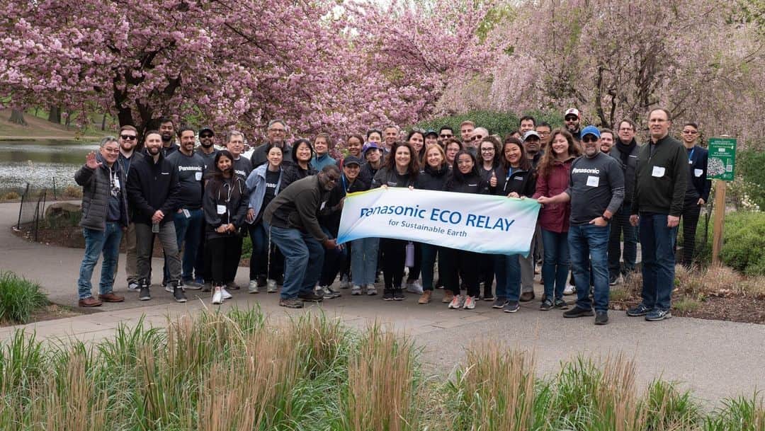 Panasonicのインスタグラム：「a 2-for-1 special: a volunteer event during #NationalVolunteerWeek that gives back to our planet. 🤝   As we continue to celebrate #EarthMonth, yesterday our employees headed to Branch Brook park to clean up and preserve its beauty. 🌸 🌱 🌏 Learn more about our volunteer efforts using the link in our bio!」
