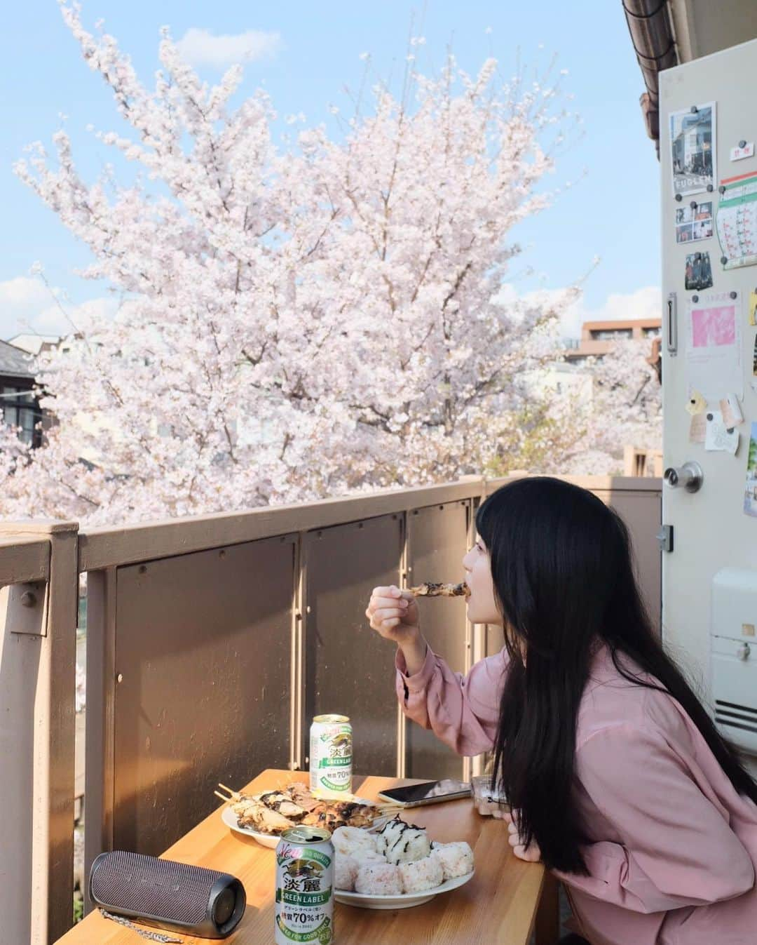 谷口萌衣子さんのインスタグラム写真 - (谷口萌衣子Instagram)「今年のお花見会場は玄関だった🛵  サニーデイ沢山聴いて、志村ふくみさん読んで 桜の下たくさん散歩して幸せだった〜  桜の木を観察していたら、咲き始めて暫くすると 木の幹に苔がつき始めていて 花が咲く前は木の皮までピンクに色づくと言われているけど この時期は栄養も沢山蓄えているのか...？と思ったり、 木の中で巡っているものを勝手に感じたりして 桜の秘密に気付いてしまい胸が高鳴りました  また来年」4月19日 23時41分 - moeko_taniguchi