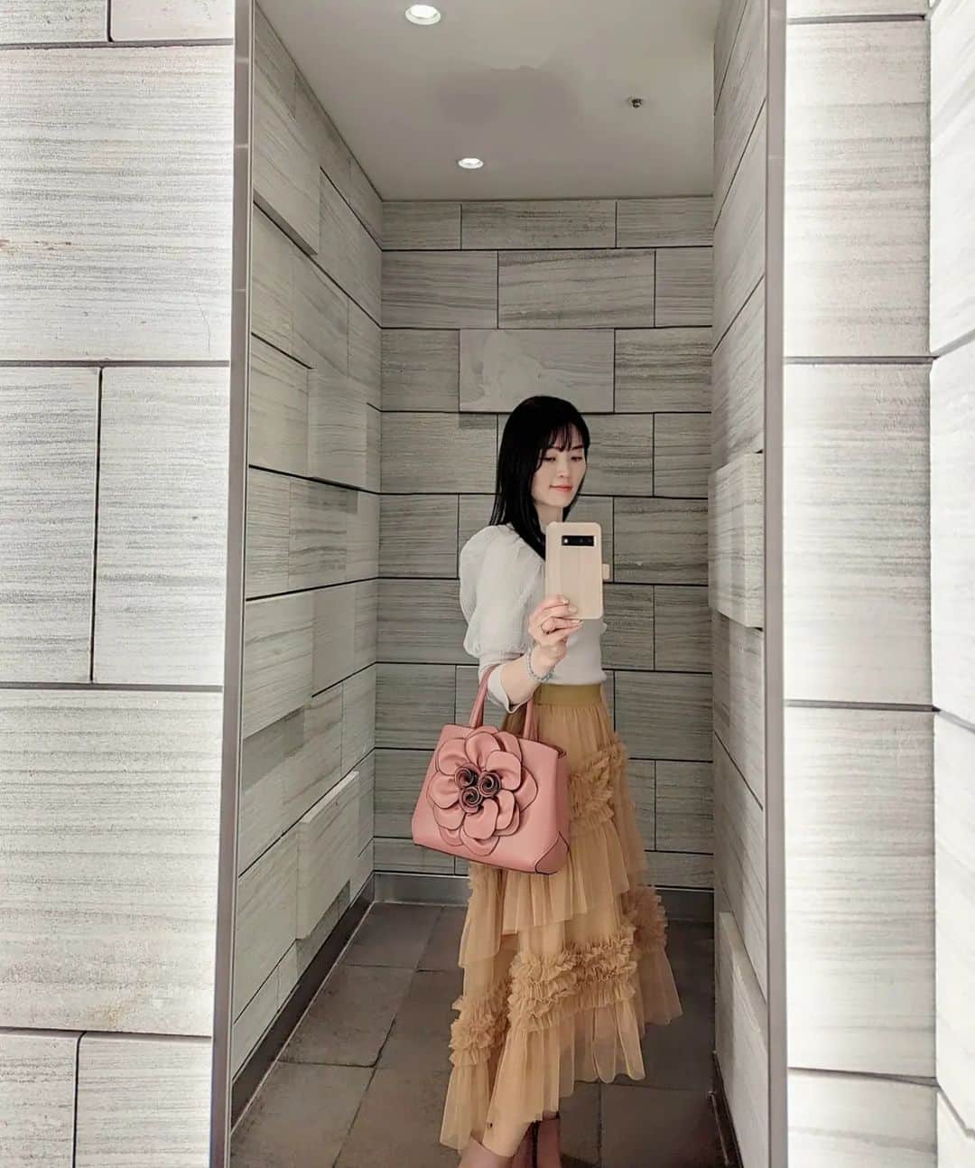 三宅裕子さんのインスタグラム写真 - (三宅裕子Instagram)「👑ディズニー創立100年🎉  期間限定のカフェ、イベント いろいろやってるよね♡  ミッキー＆フレンズ  ℂ𝔸𝔽𝔼 ♡ @ohmycafe_official ディズニー好きにはたまらない🫶⁡ ⁡⁡⁡ ⁡レトロ喫茶店がコンセプト🍴⁡ ⁡ 店内も⁡メニューももう可愛すぎたよ🥲 東京は終了してしまったんだけれど 名古屋、大阪は23日までやってるよー❣️ ⁡⁡ ⁡🌸*･ そしてこの日は今春仲間入りした⁡ ⁡@goinluck.jp のバッグをおろしたよ🎶 軽くて中の仕切りも多くて 使いやすいの♡ ファスナーもついてるのが 嬉しい🎶  レザーバッグ 商品番号👜4758 ￥4,322 https://www.goinluck.com/products/baghx4758  重ね着風スカート (スワイプしてね✨) 商品番号👗5154 (スカート) ￥3,881  https://www.goinluck.com/products/goinluck-%E3%83%AC%E3%83%87%E3%82%A3%E3%83%BC%E3%82%B9-%E3%83%95%E3%82%A1%E3%83%83%E3%82%B7%E3%83%A7%E3%83%B3-%E3%82%B9%E3%82%AB%E3%83%BC%E3%83%88-3 合わせやすいし⁡ ⁡これかなり着痩せする🫶 フリルが可愛くてお気に入り✨  G.W先行セールも開催中🎪 🉐フォロワー様限定クーポン🉐  Code：miyake  (20%OFF;有効期限は4.20まで） 併用して最大45%offになるよ♡ 是非使って下さいね🐰✨  3,000〜9,999円まで送料無料‼️⁡ ⁡ ⁡⁡ ⁡Pierce💎⁡ ⁡@eml.eml.eml⁡ ⬆⁡KUROBONでも付けてる⁡ ⁡お気に入りのフラワーピアス♡ ⁡ ⁡  𑁍　𑁍　𑁍⁡ #ミッキーアンドフレンズ #オーマイカフェ⁡ #ディズニー⁡ #ディズニーフレンズ⁡ #ohmycafe⁡ #Disney #ゴーインラック #goinluck #韓国通販 #韓国ファッション #韓国好きな人と繋がりたい #コンサバ #オフィスカジュアル #カジュアル #シンプル #2023sscollection #モデル #女優⁡ #eml ⁡ #handmadejewelry ⁡ #handmadejewelryeml ⁡ #金属アレルギー対応 ⁡ #イヤリング変更可」4月19日 23時42分 - yuko_miyake