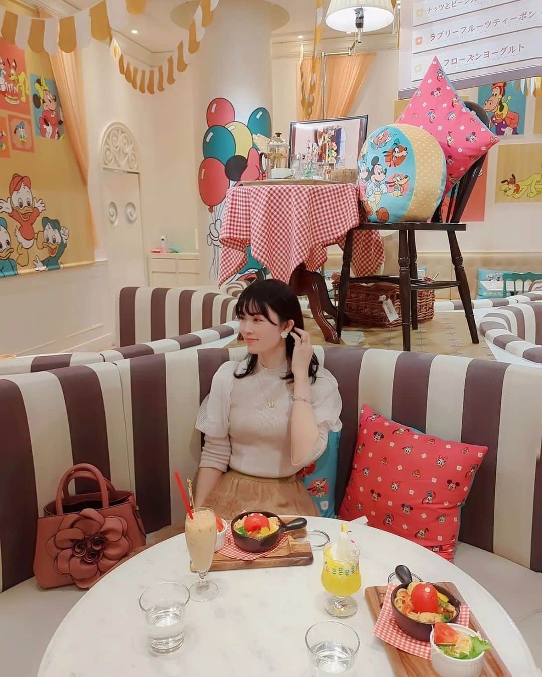 三宅裕子さんのインスタグラム写真 - (三宅裕子Instagram)「👑ディズニー創立100年🎉  期間限定のカフェ、イベント いろいろやってるよね♡  ミッキー＆フレンズ  ℂ𝔸𝔽𝔼 ♡ @ohmycafe_official ディズニー好きにはたまらない🫶⁡ ⁡⁡⁡ ⁡レトロ喫茶店がコンセプト🍴⁡ ⁡ 店内も⁡メニューももう可愛すぎたよ🥲 東京は終了してしまったんだけれど 名古屋、大阪は23日までやってるよー❣️ ⁡⁡ ⁡🌸*･ そしてこの日は今春仲間入りした⁡ ⁡@goinluck.jp のバッグをおろしたよ🎶 軽くて中の仕切りも多くて 使いやすいの♡ ファスナーもついてるのが 嬉しい🎶  レザーバッグ 商品番号👜4758 ￥4,322 https://www.goinluck.com/products/baghx4758  重ね着風スカート (スワイプしてね✨) 商品番号👗5154 (スカート) ￥3,881  https://www.goinluck.com/products/goinluck-%E3%83%AC%E3%83%87%E3%82%A3%E3%83%BC%E3%82%B9-%E3%83%95%E3%82%A1%E3%83%83%E3%82%B7%E3%83%A7%E3%83%B3-%E3%82%B9%E3%82%AB%E3%83%BC%E3%83%88-3 合わせやすいし⁡ ⁡これかなり着痩せする🫶 フリルが可愛くてお気に入り✨  G.W先行セールも開催中🎪 🉐フォロワー様限定クーポン🉐  Code：miyake  (20%OFF;有効期限は4.20まで） 併用して最大45%offになるよ♡ 是非使って下さいね🐰✨  3,000〜9,999円まで送料無料‼️⁡ ⁡ ⁡⁡ ⁡Pierce💎⁡ ⁡@eml.eml.eml⁡ ⬆⁡KUROBONでも付けてる⁡ ⁡お気に入りのフラワーピアス♡ ⁡ ⁡  𑁍　𑁍　𑁍⁡ #ミッキーアンドフレンズ #オーマイカフェ⁡ #ディズニー⁡ #ディズニーフレンズ⁡ #ohmycafe⁡ #Disney #ゴーインラック #goinluck #韓国通販 #韓国ファッション #韓国好きな人と繋がりたい #コンサバ #オフィスカジュアル #カジュアル #シンプル #2023sscollection #モデル #女優⁡ #eml ⁡ #handmadejewelry ⁡ #handmadejewelryeml ⁡ #金属アレルギー対応 ⁡ #イヤリング変更可」4月19日 23時42分 - yuko_miyake